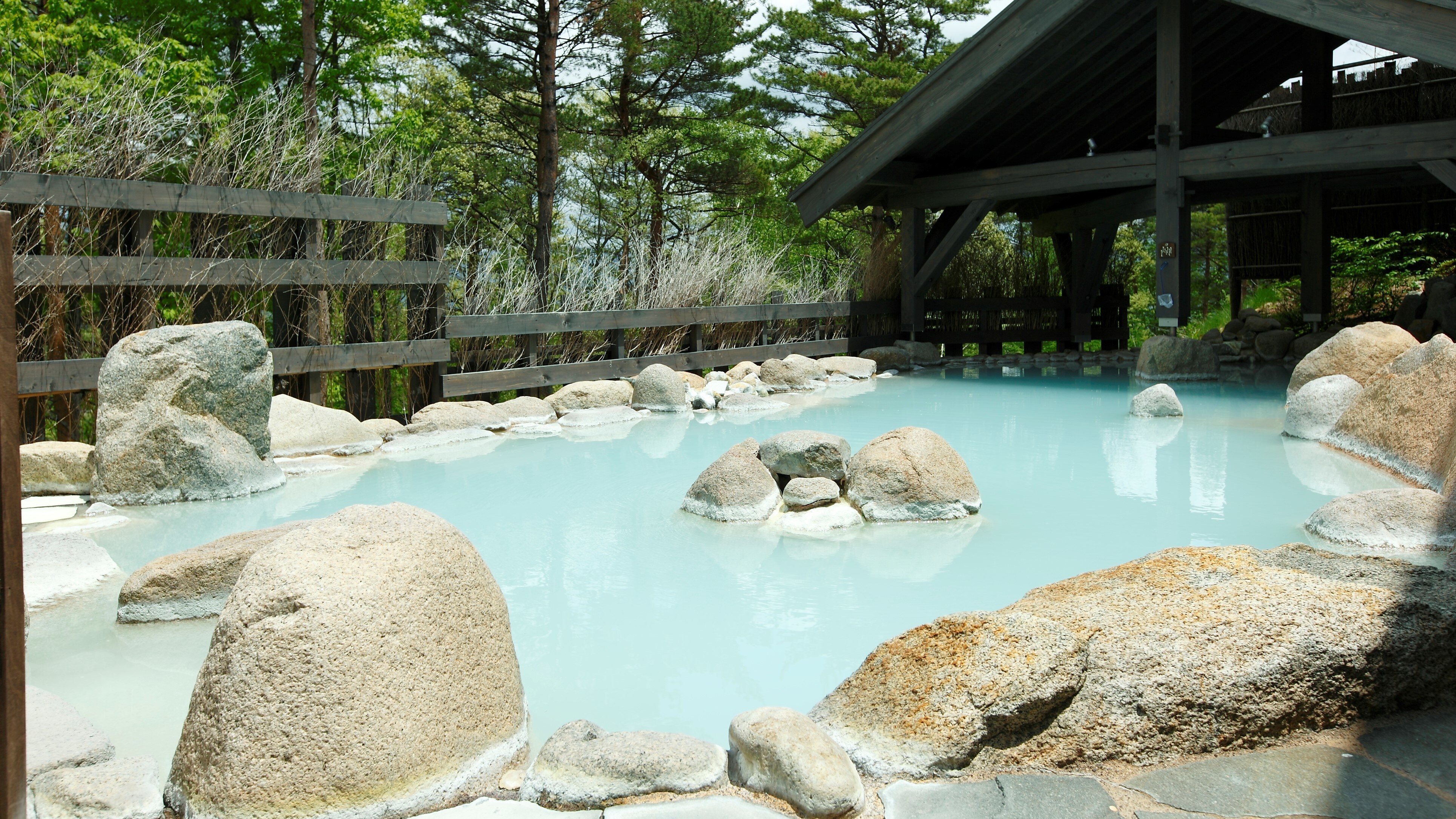 ● Large communal bath: Seasonal hot spring (open-air bath)