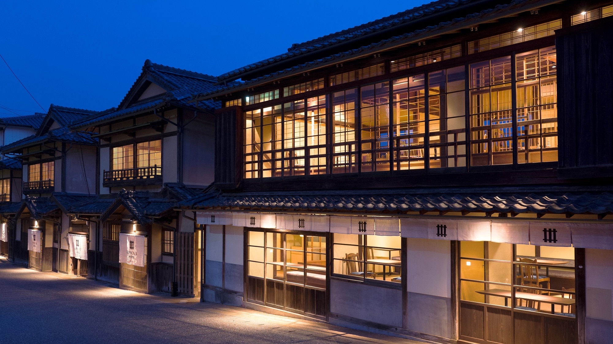 A trip to experience the culture, history, nature and people of Ozu throughout the town
