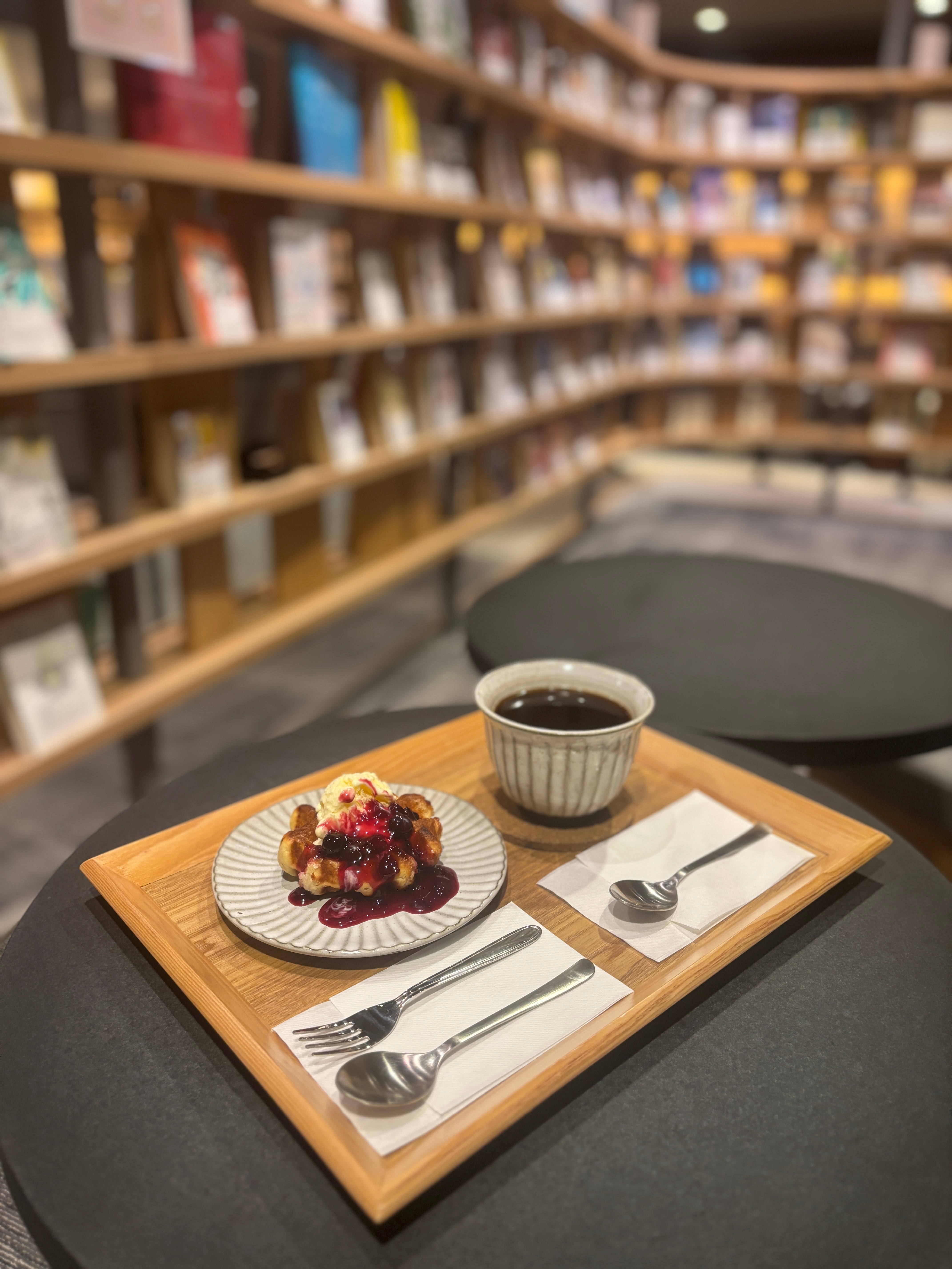 放鬆一下，一邊享用華夫餅和咖啡，一邊閱讀♪