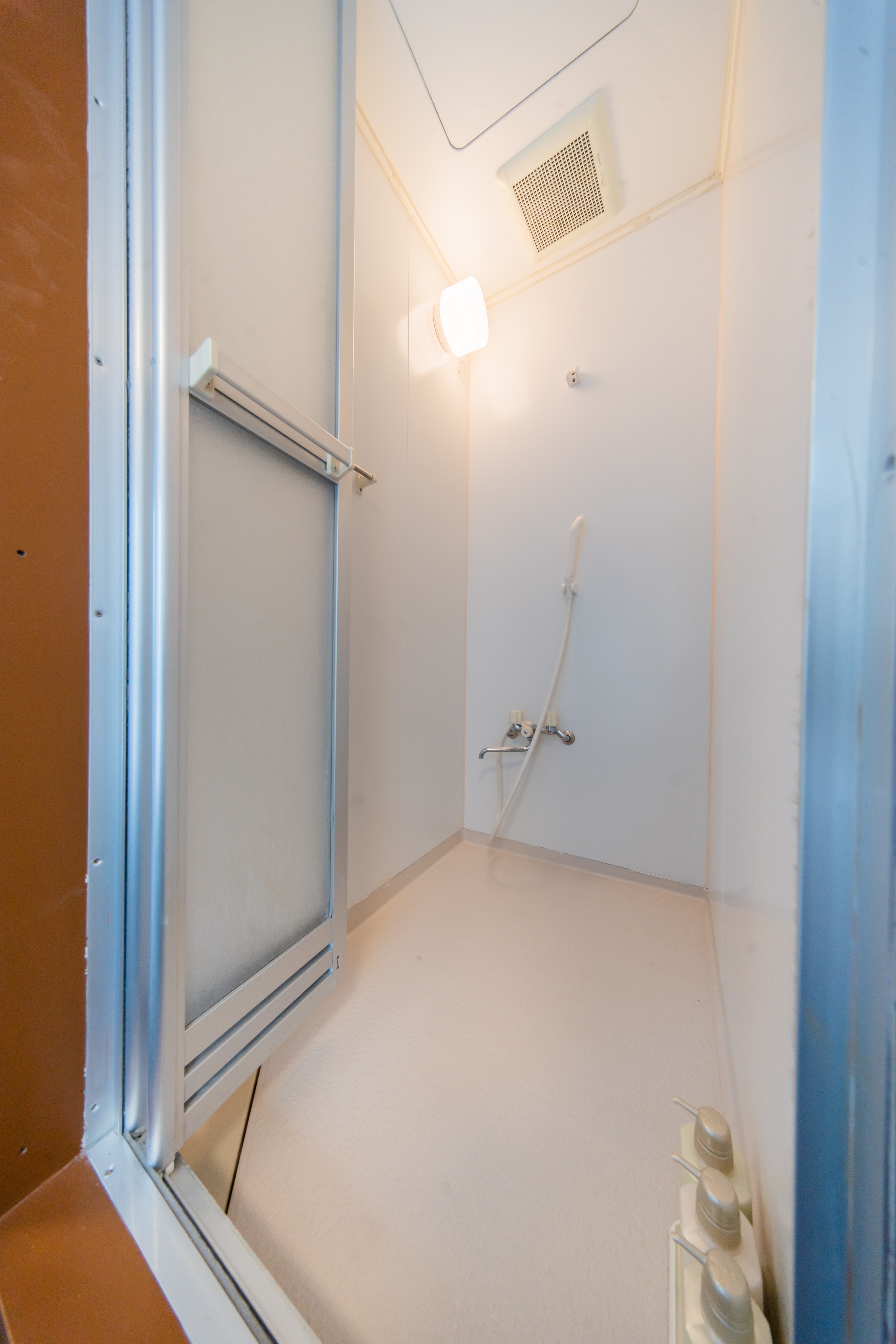 [1 semi-double bed/with bathroom and toilet] For 1-2 people