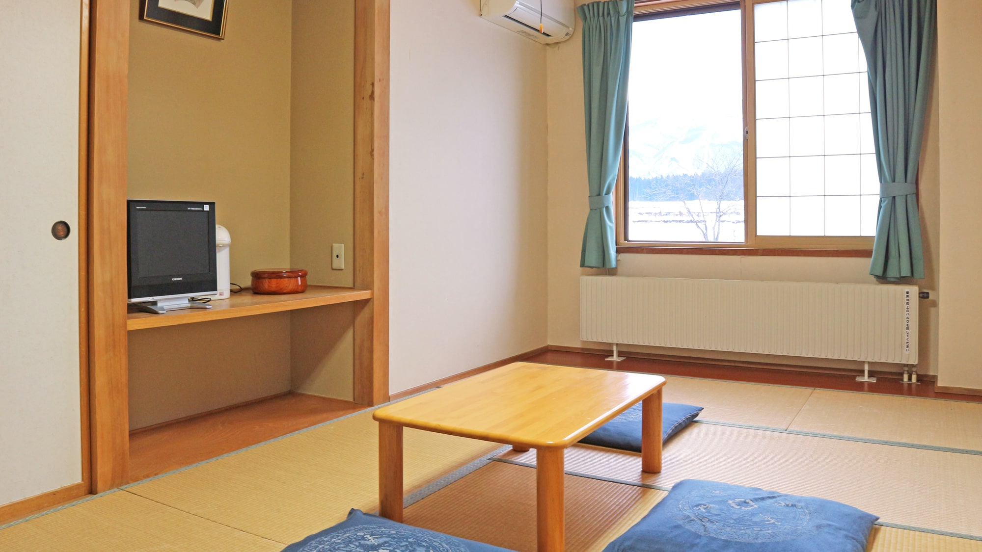 *An example of a Japanese-style room with 8 tatami mats. You can see the Hakuba mountains from the window.