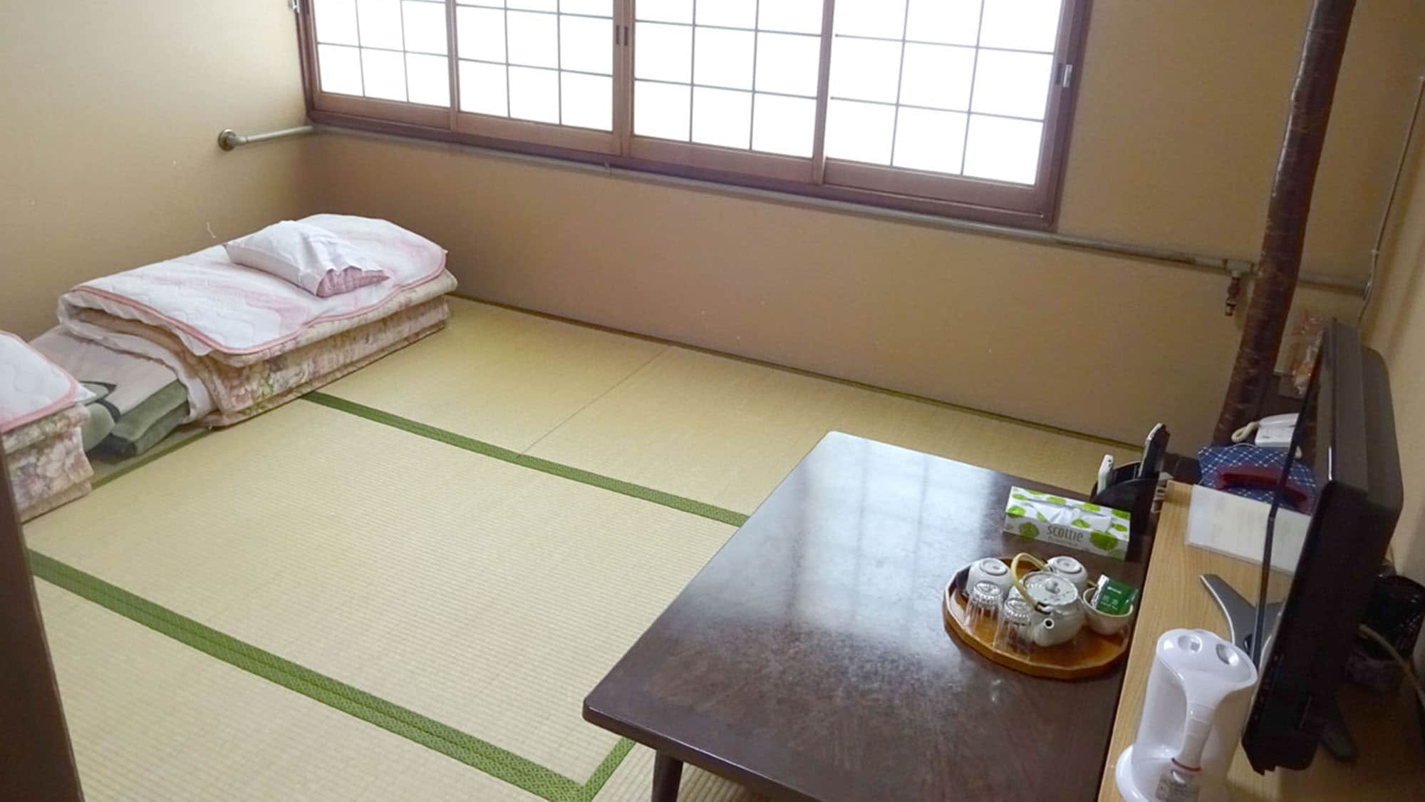 ・[Example of a 10-tatami Japanese-style room]: Accommodates up to 4 people. change the angle