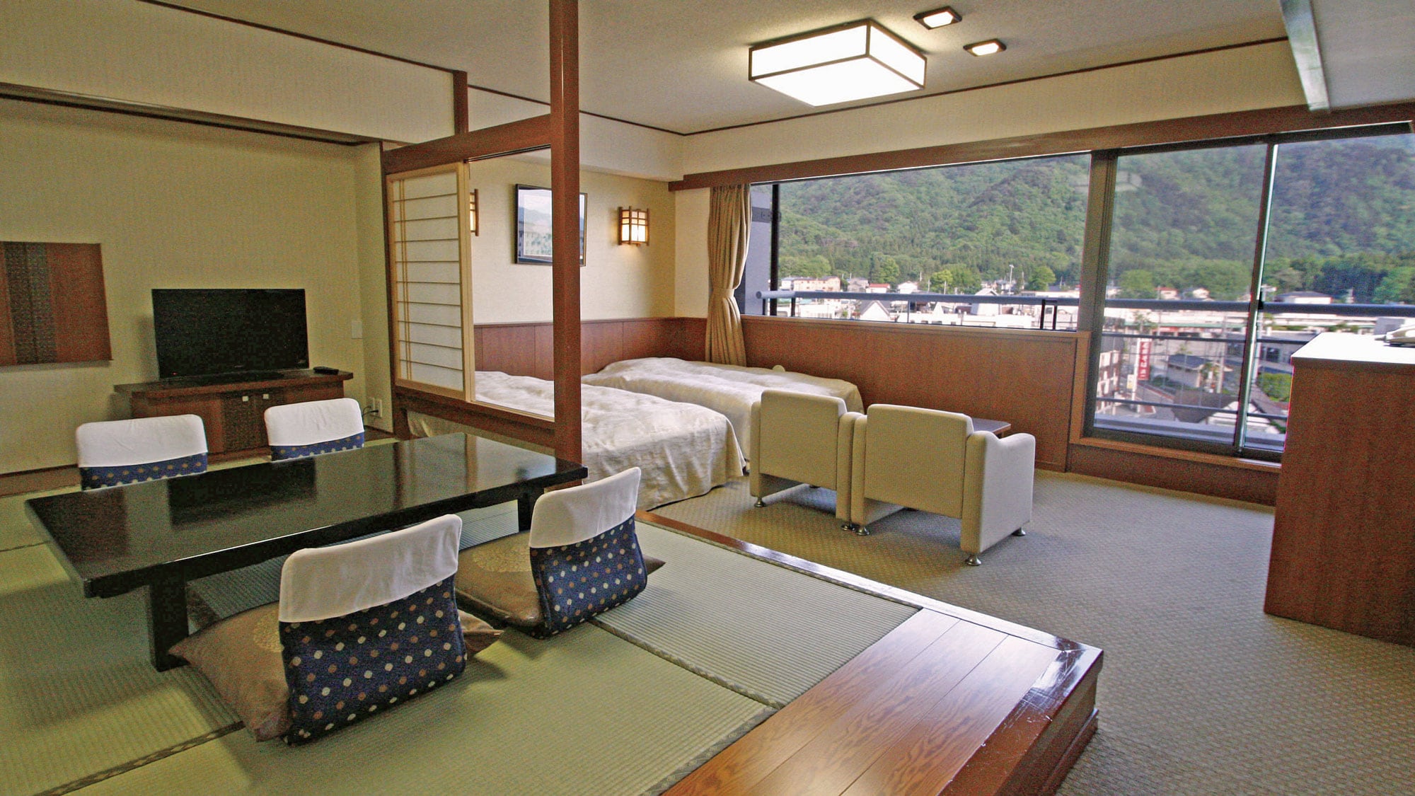 * [Standard Japanese and Western rooms: 6 tatami mats + twin beds (example)]