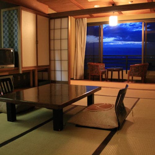 All rooms on lower floors (unrenovated) have ocean views