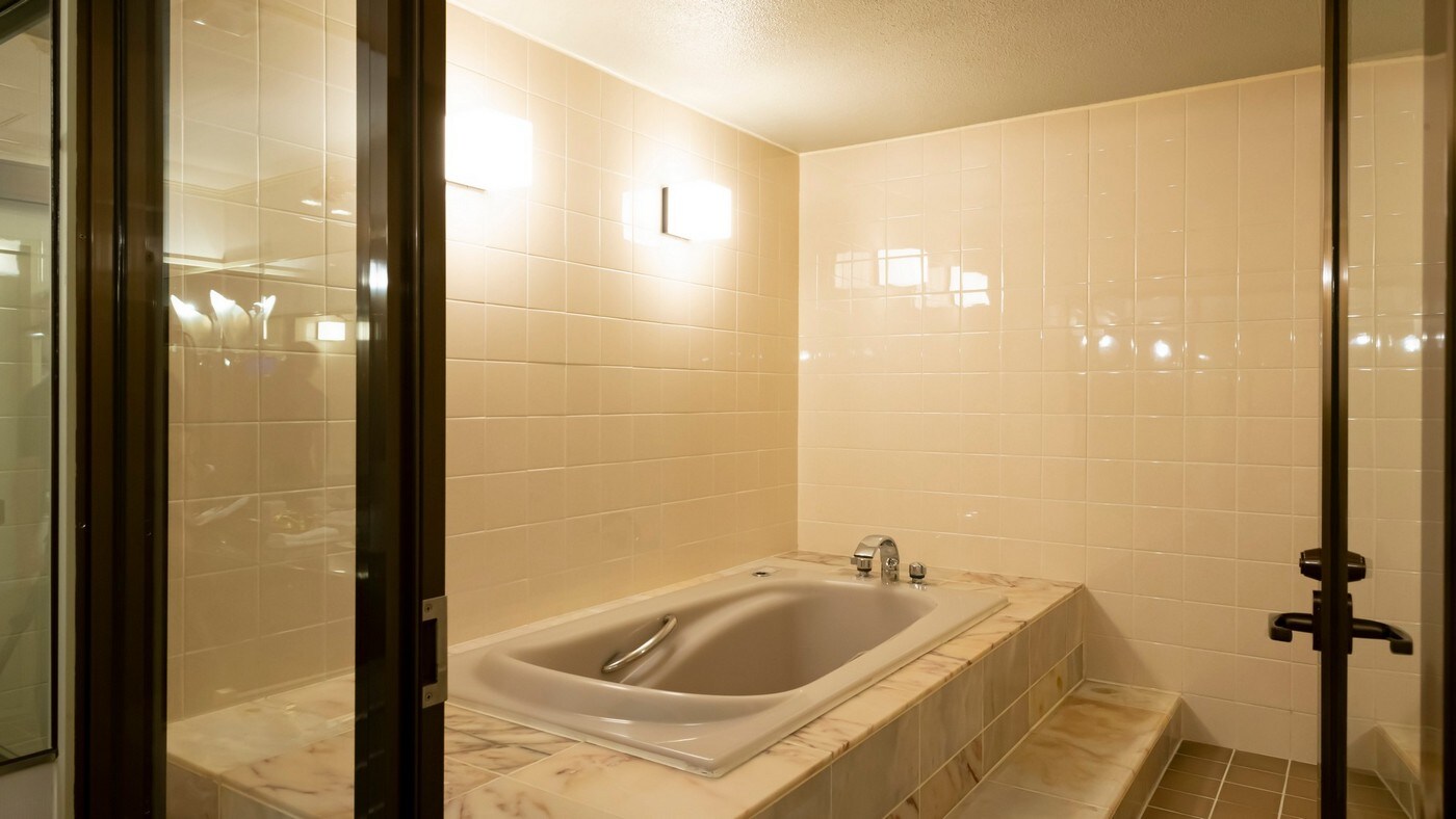 [West Wing Top Floor Luxury Twin Room] Bathroom