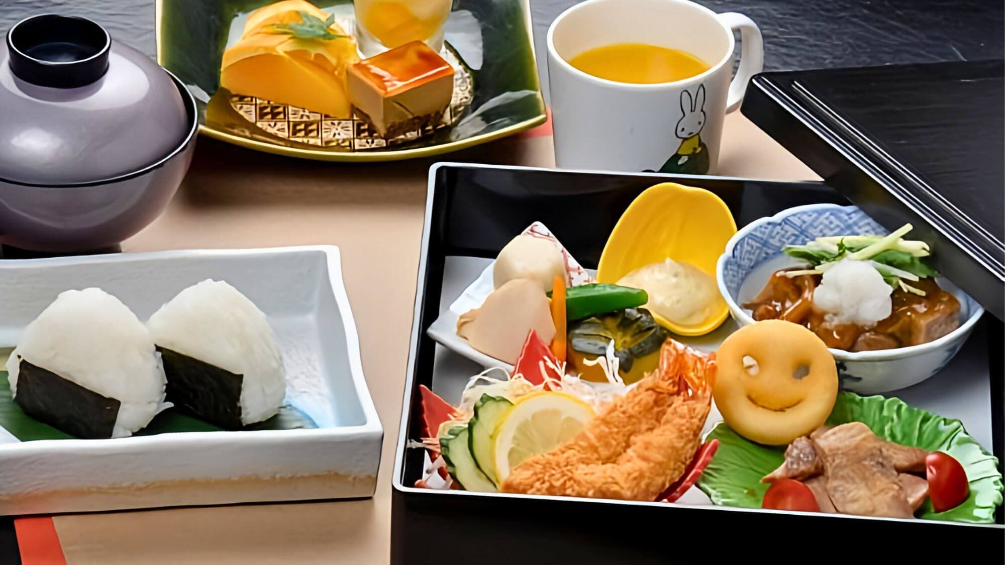 【兒童套餐/日式料理】小巧易吃的飯糰、日式漢堡排、蔬菜雞肉燉菜等。