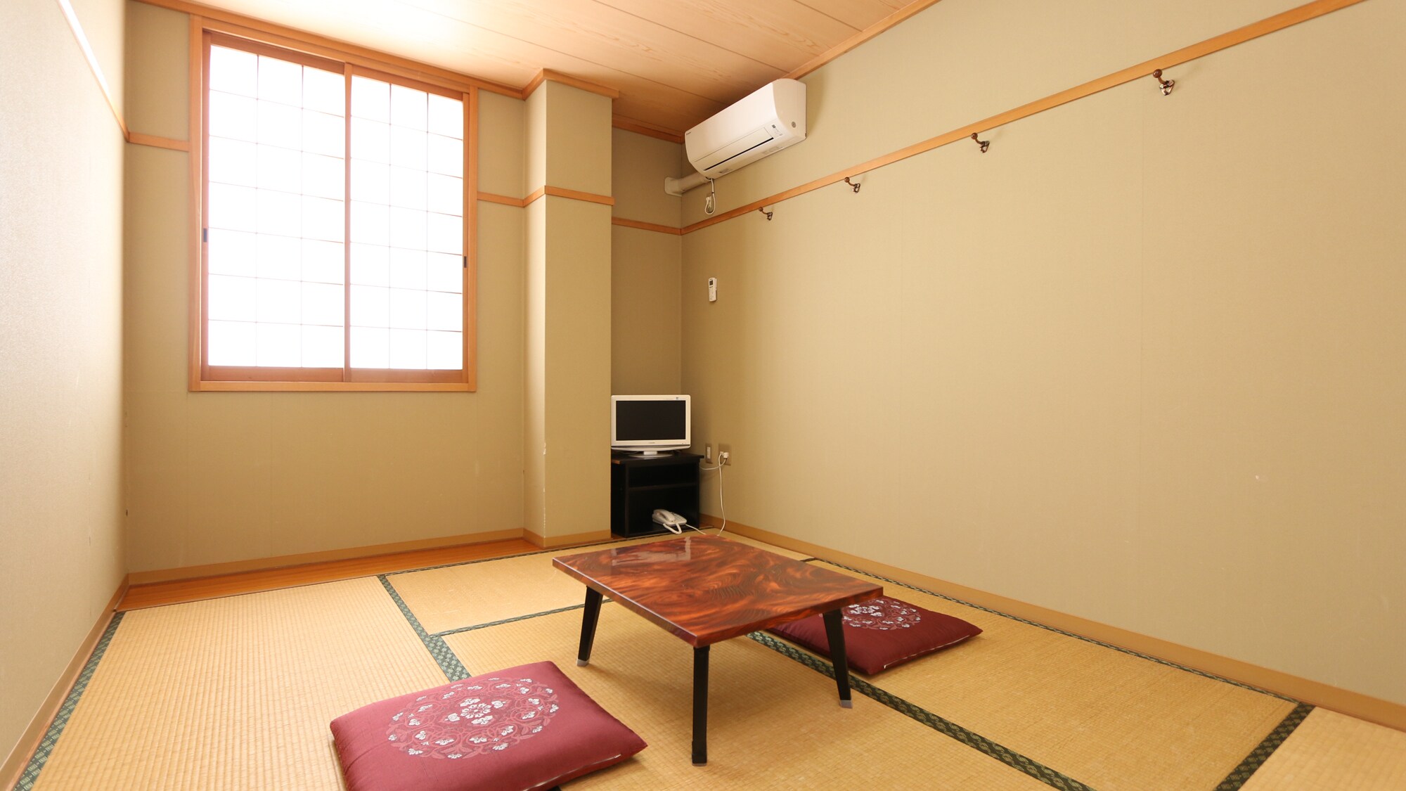A 6-tatami room with the soothing sound of the waves