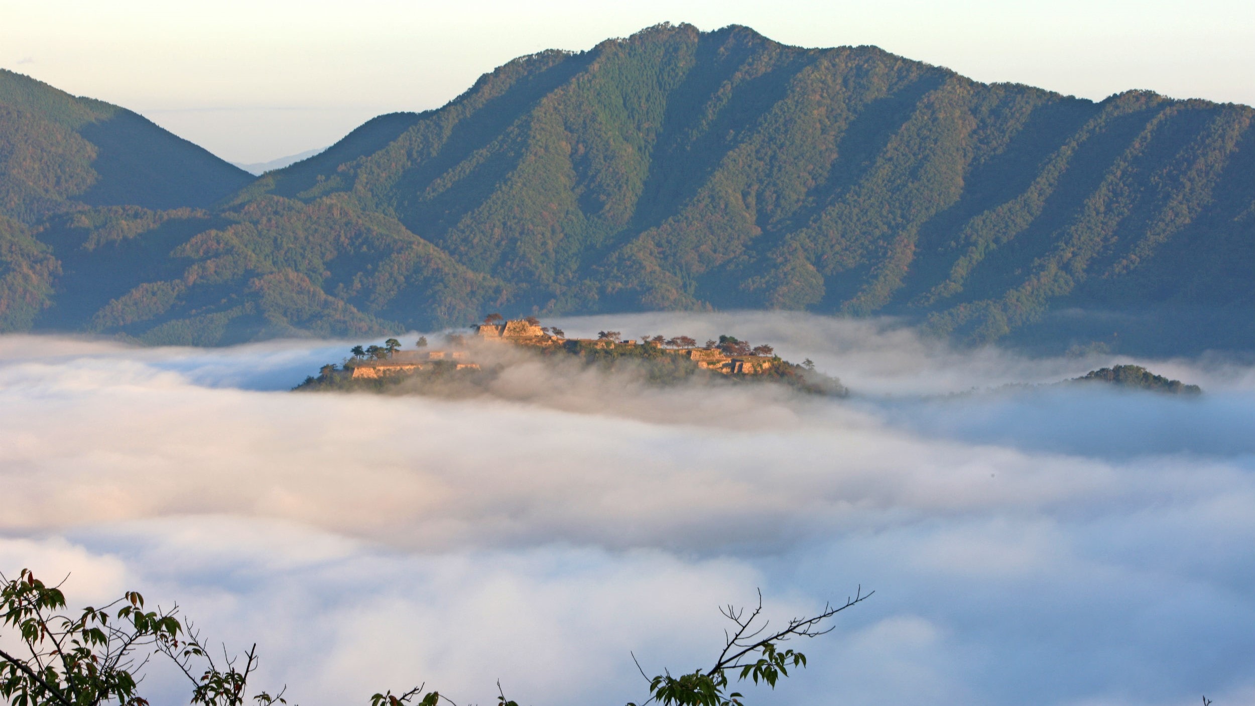 [The spectacular view of Takeda Castle ruins from Tateunkyo Gorge] Photo provided by: Toshie Yoshida