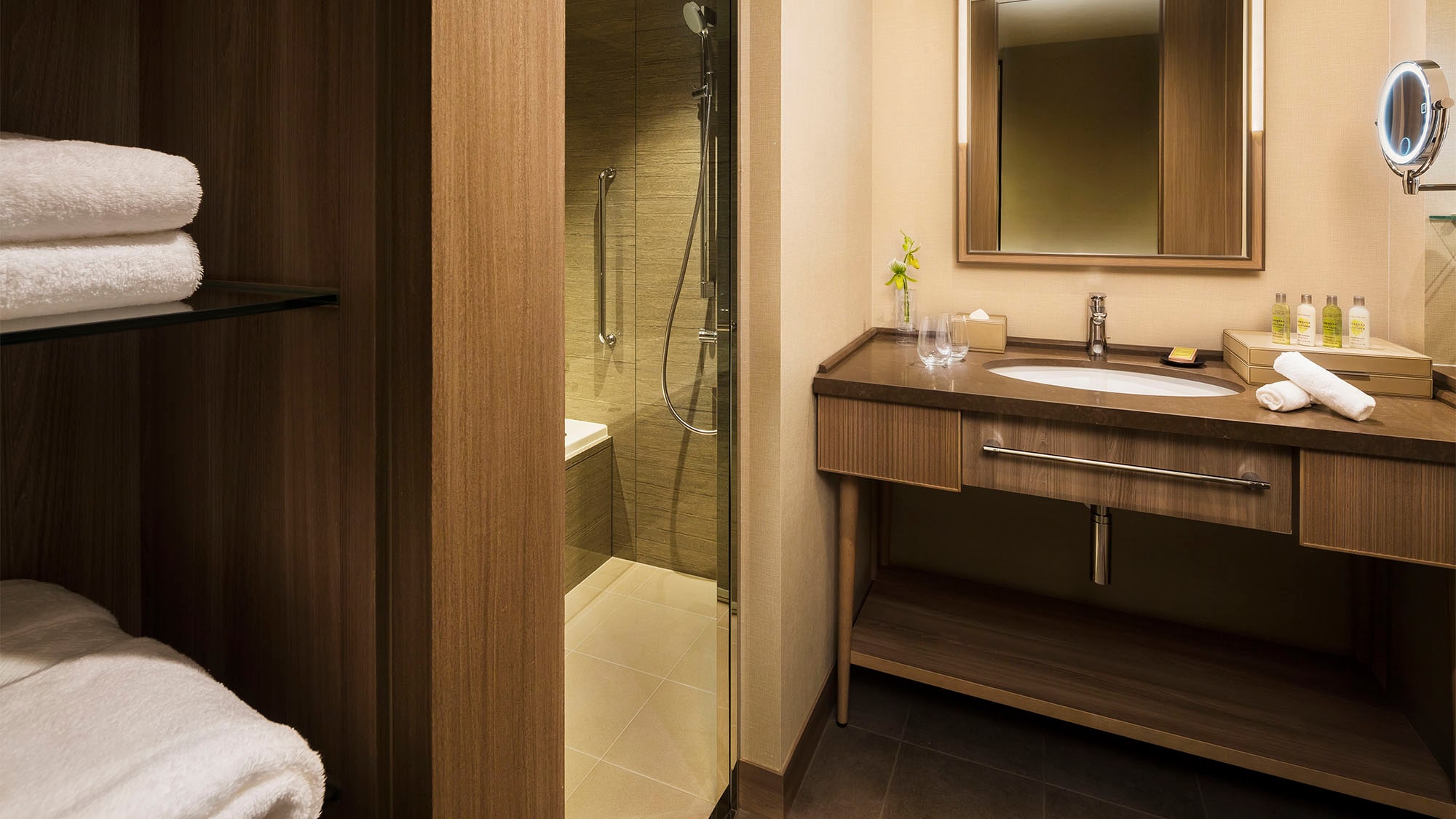 Bathroom (corner room)