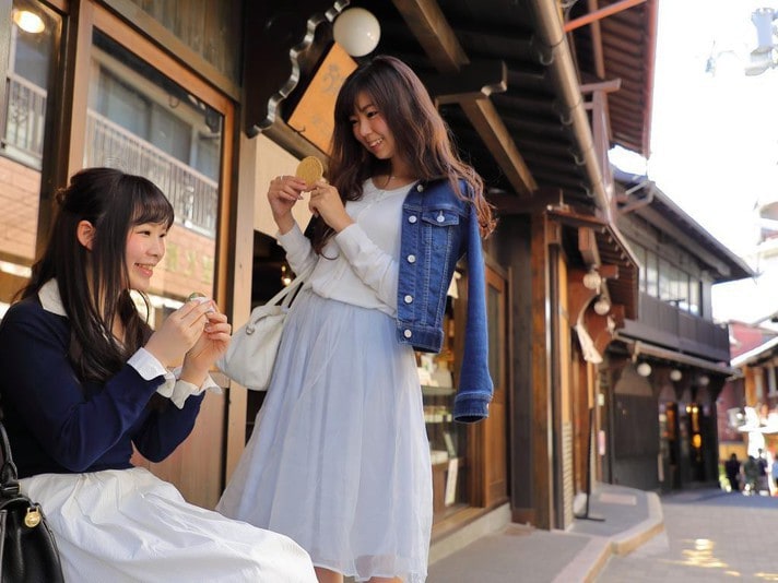 Arima Onsen town is just a short walk away! You can also enjoy eating while walking