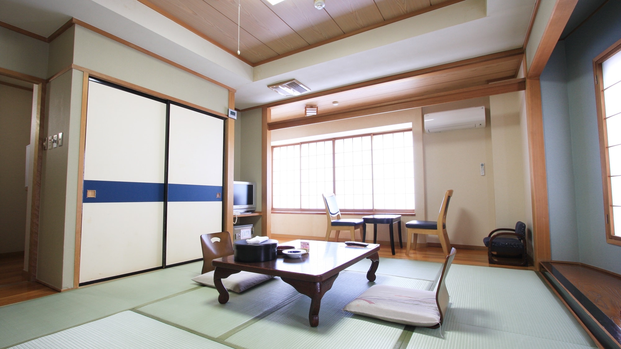 ※【日式房間（例）】在榻榻米房間內，可以舒展一下腿，放鬆一下。