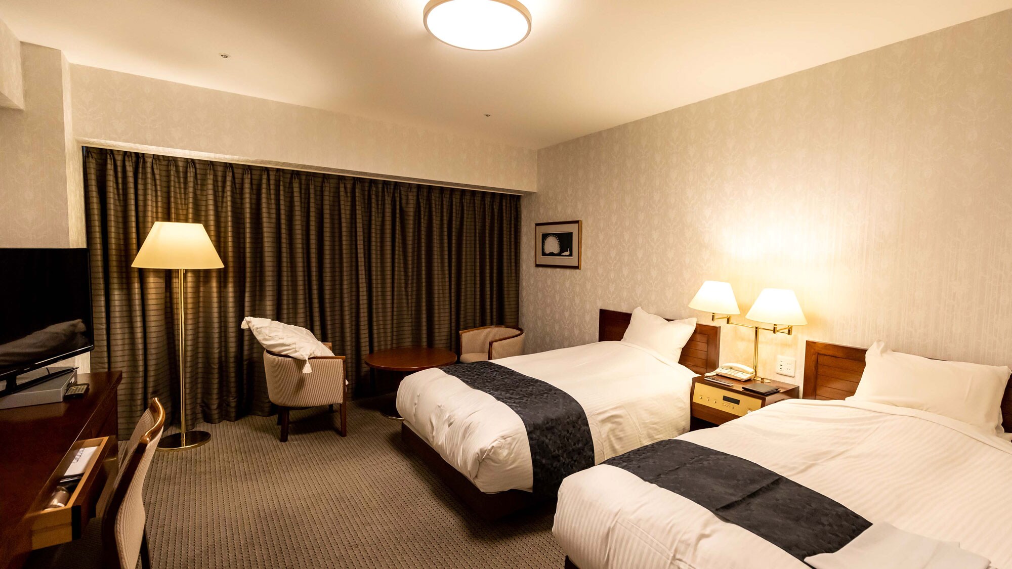 [Twin room] (warm lighting)