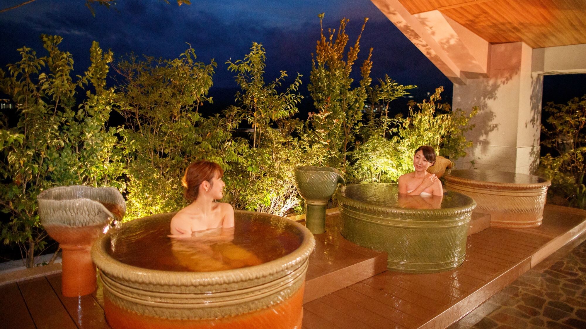 [Top floor open-air bath with a view] An open-air bath that blends in with the nature of Nasu and the scenery