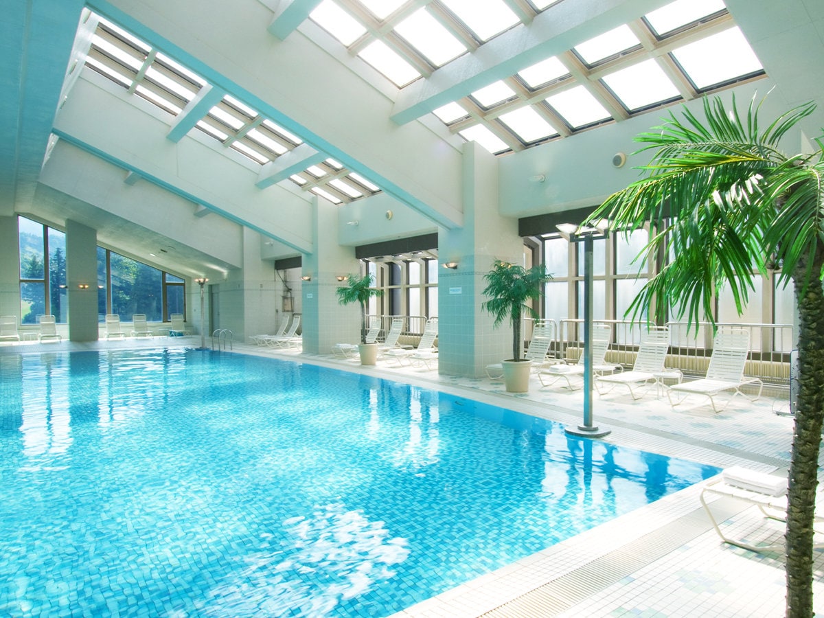 [Hồ bơi nước nóng] Hồ bơi dài 20m được trang bị phòng xông hơi phun sương và bể sục