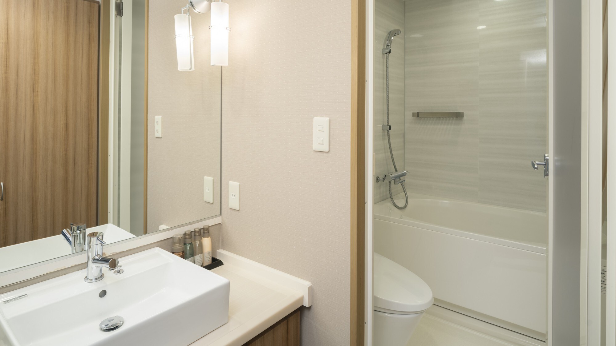 ■ Deluxe Twin (Bathroom)