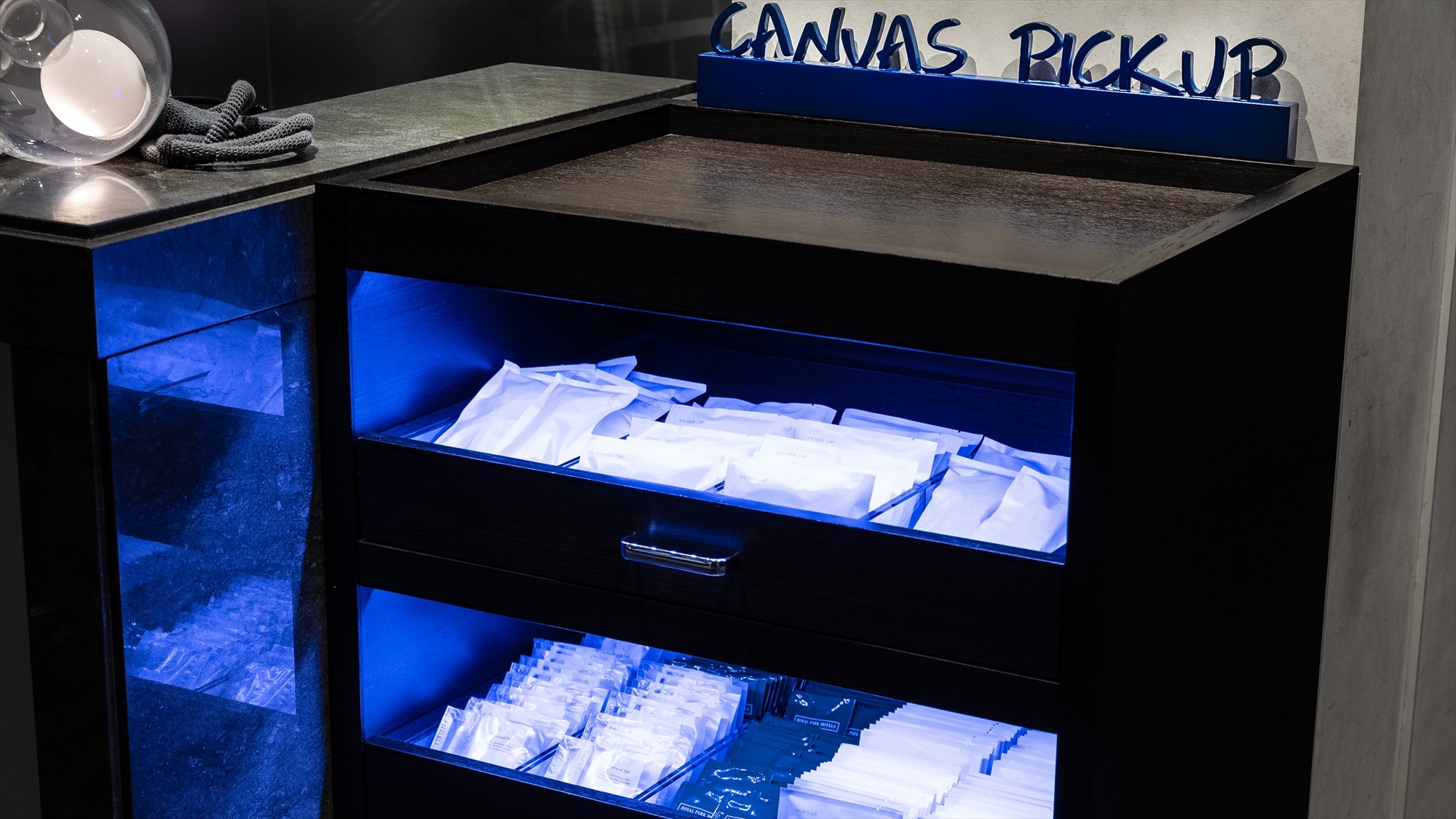 請從前台旁的 CANVAS PICKUP 亭攜帶房間內提供的所有便利設施。