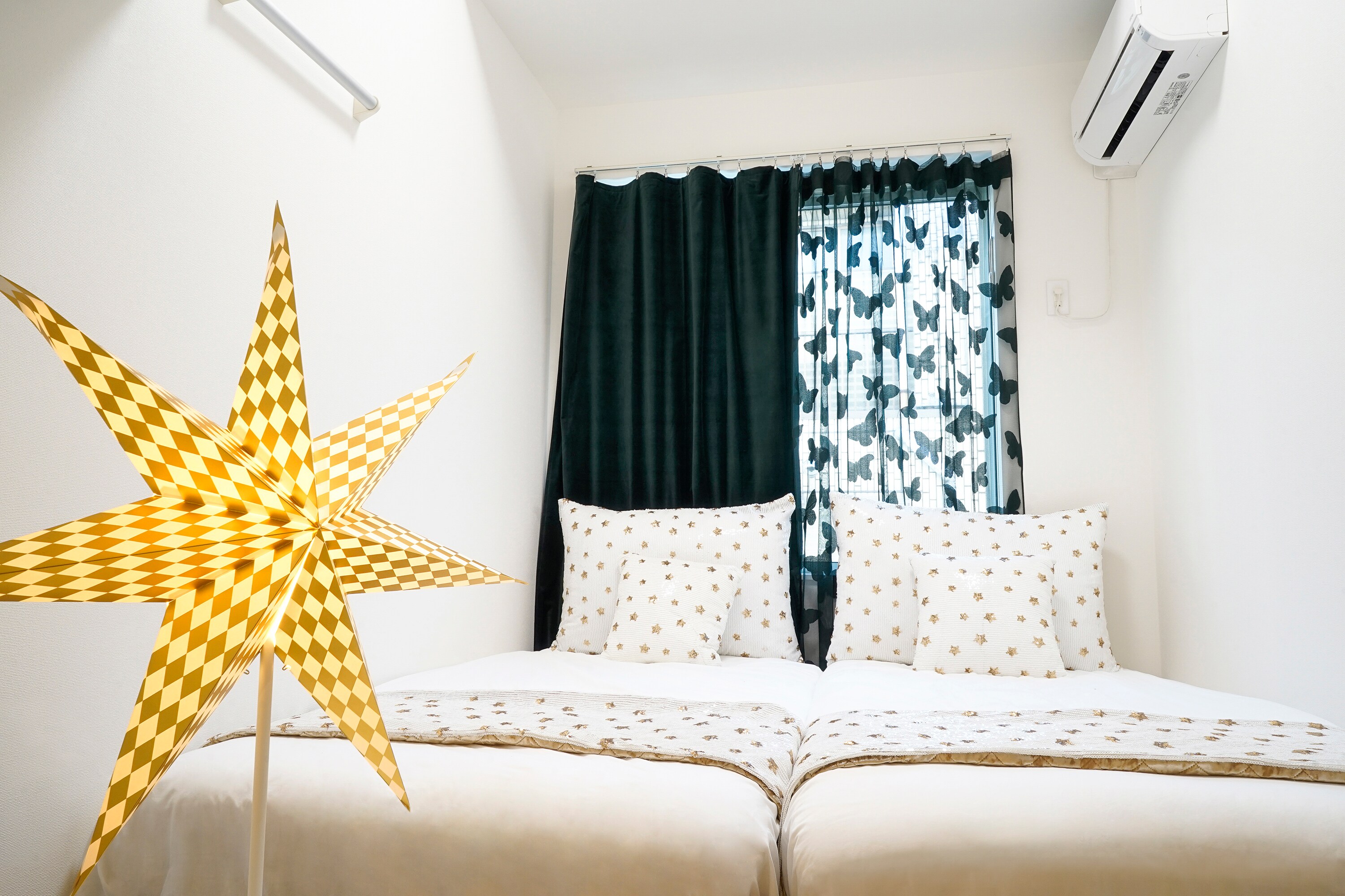 TWIN ROOM