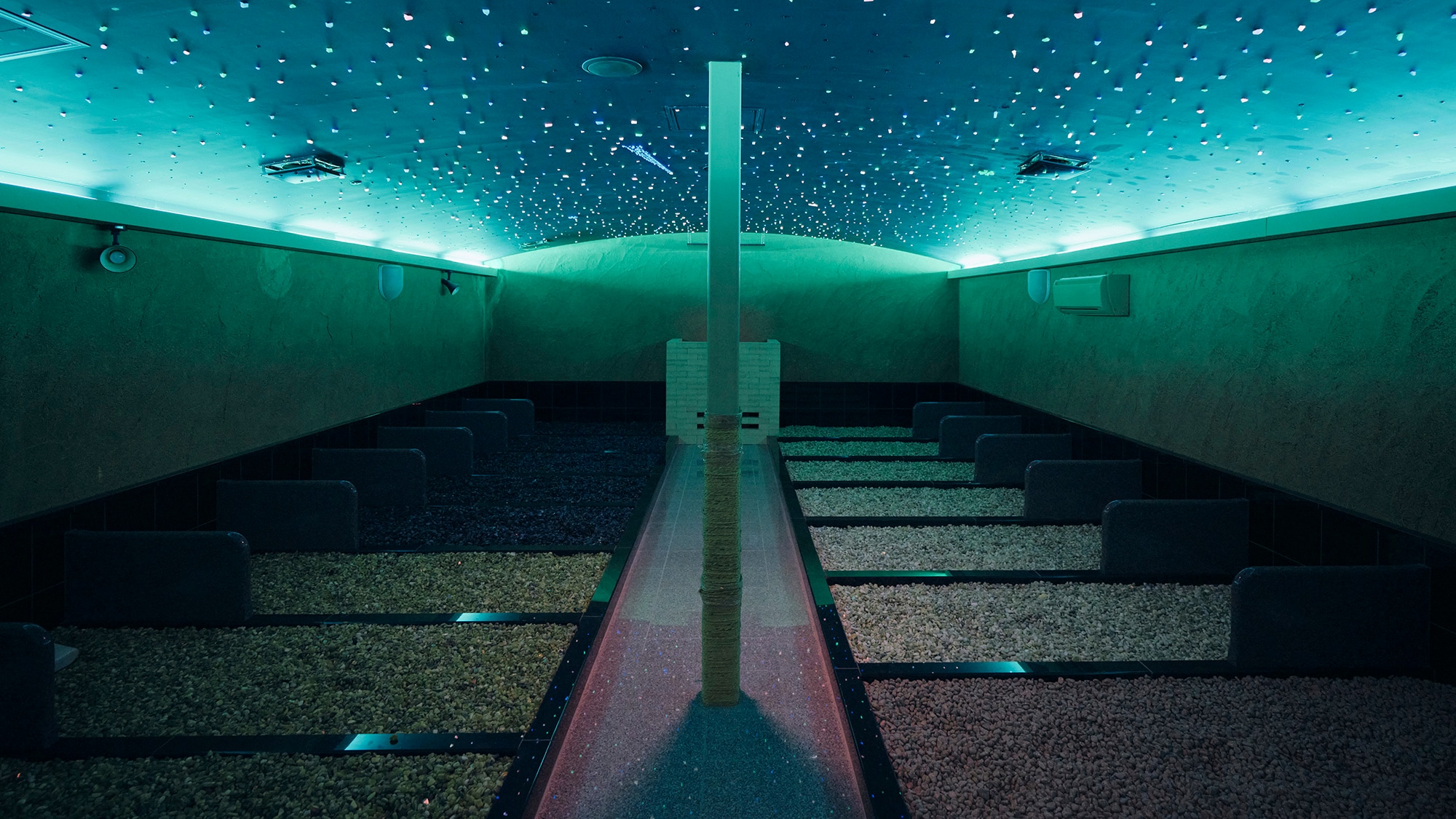 [Area Spa - Ruriyu -] [Ruang Panas Terik] Kamar mandi batuan dasar lengkap di mana Anda dapat membersihkan keringat secara menyeluruh.