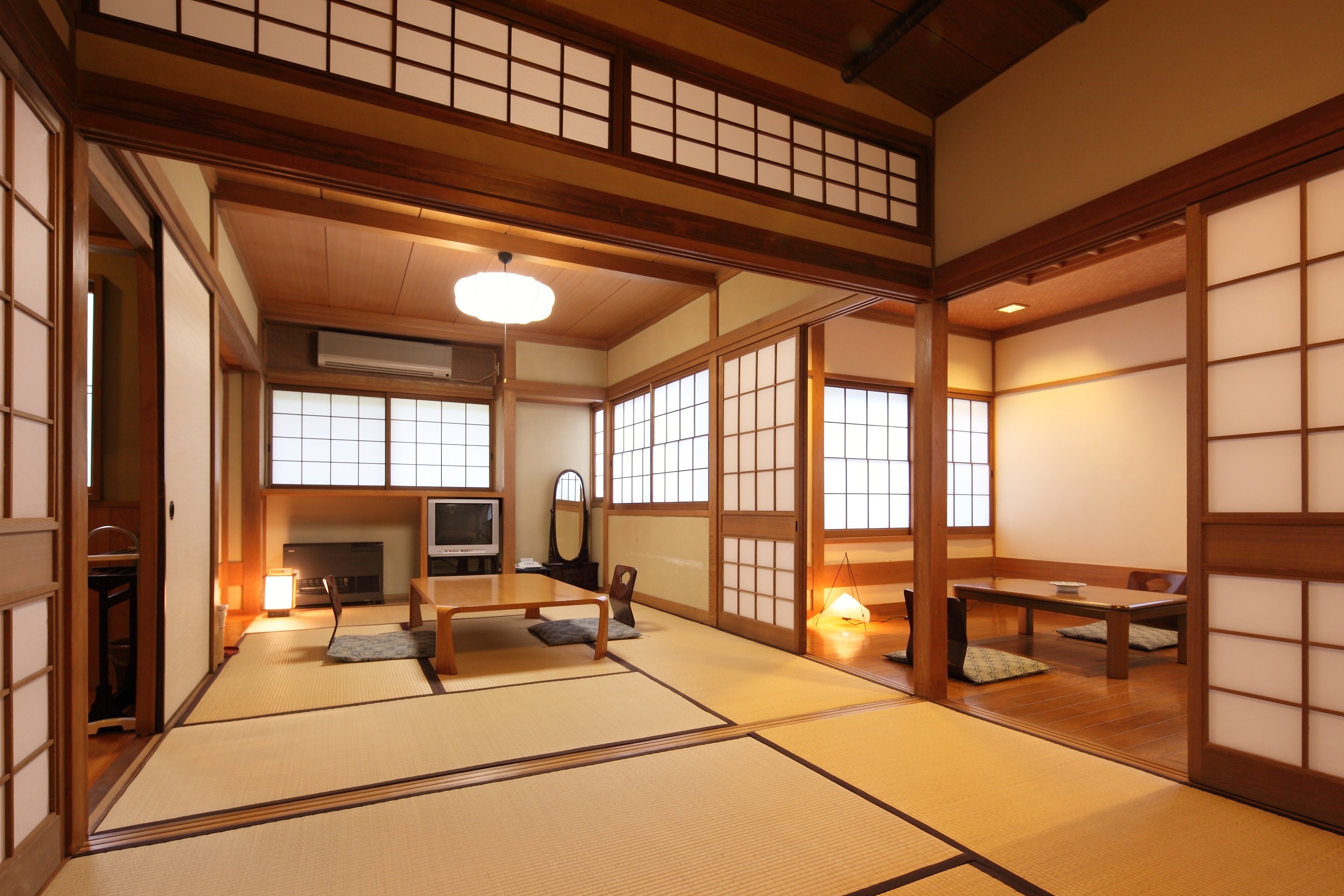 [日式房間10-14榻榻米示例] 這是一間寬敞的日式房間。所有房間都有免費的wi-fi /無線局域網連接♪