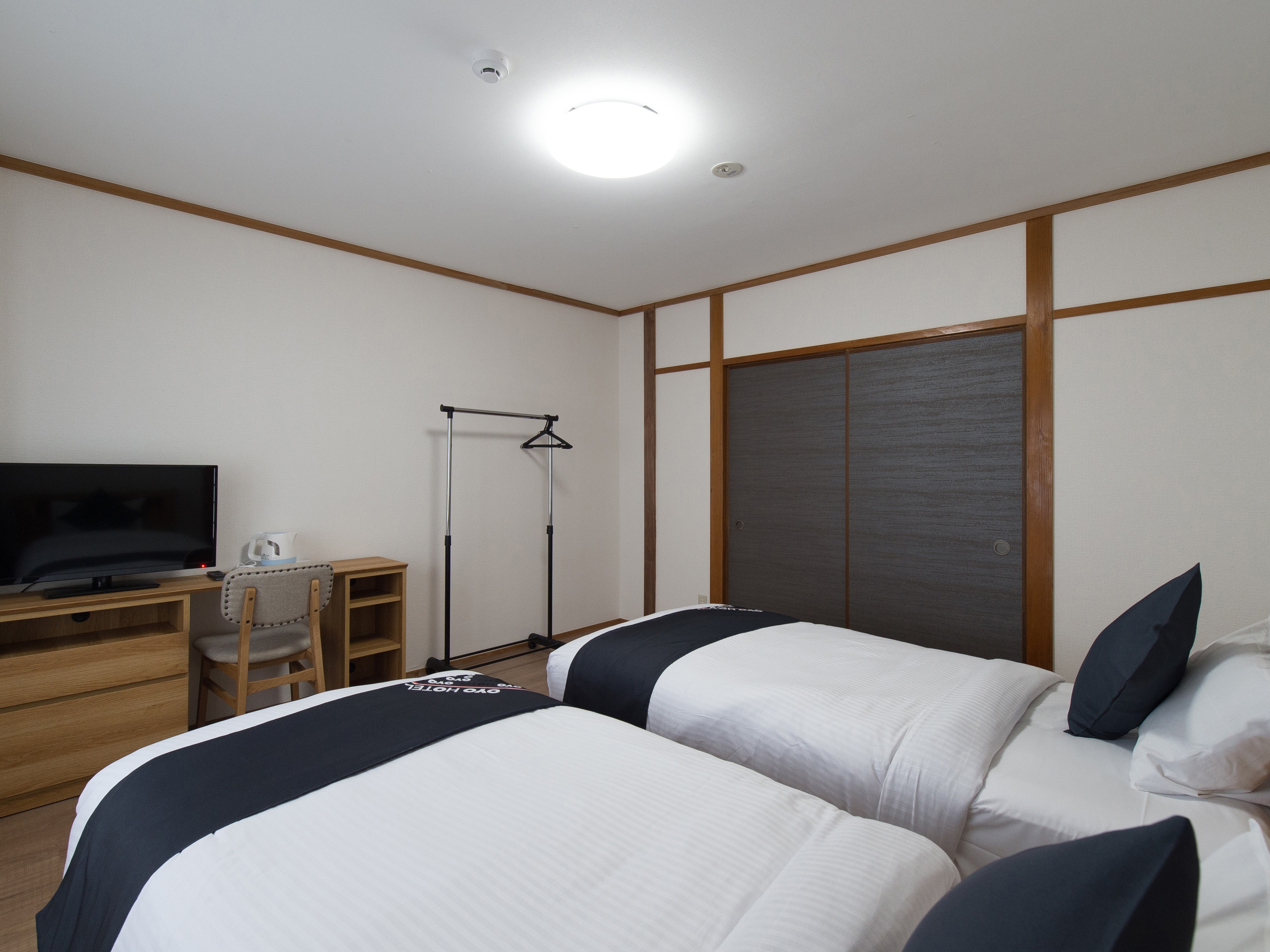 Western-style twin room (shared shower)