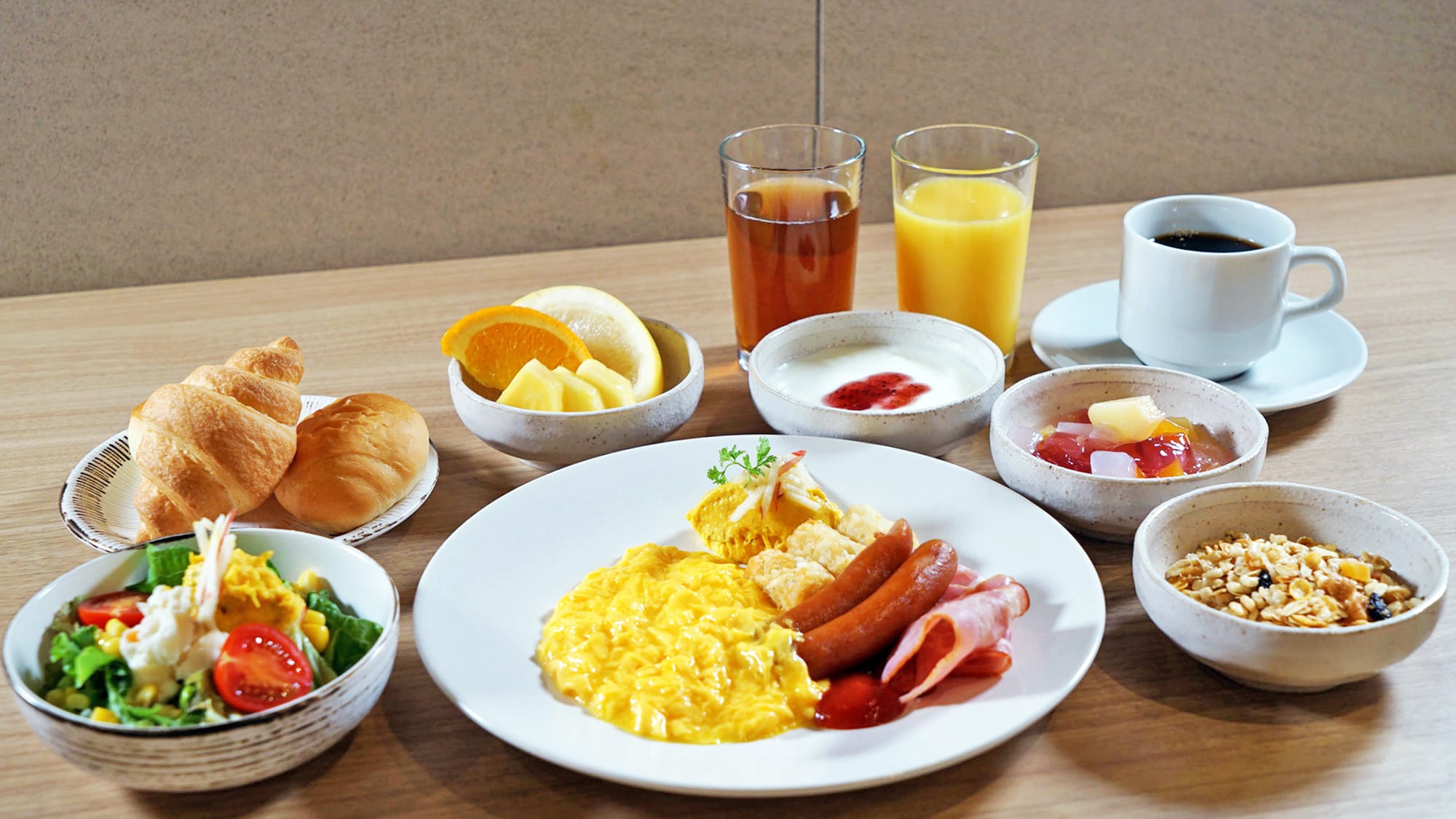 [Sarapan prasmanan] Prasmanan sarapan mencakup roti, salad bar, dan buah.