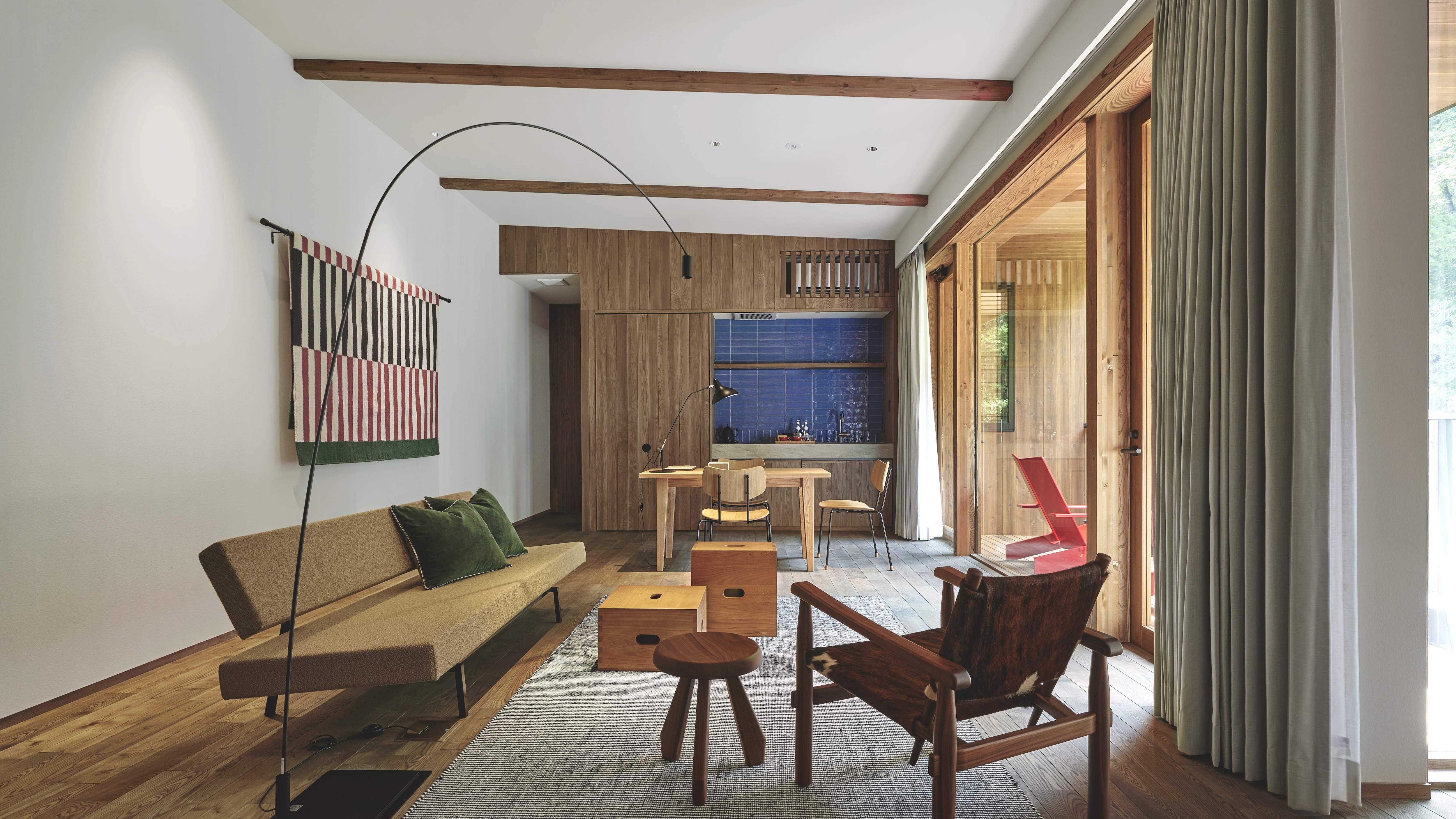 [202] A guest room equipped with simple furniture that reflects the quality of the materials.