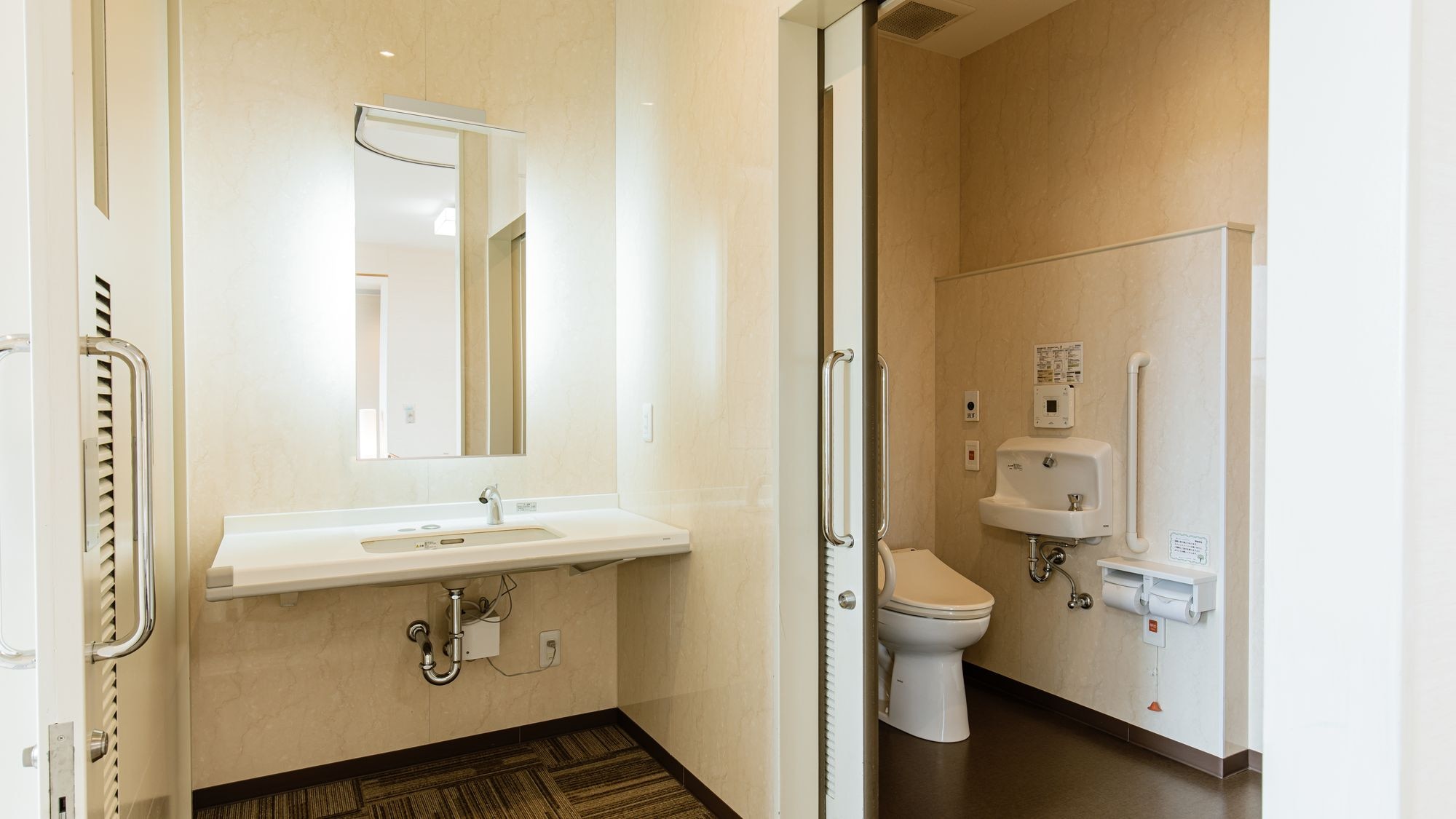 Barrier-free twin room (with bath) [52 square meters] The room is barrier-free and the toilet has handrails.