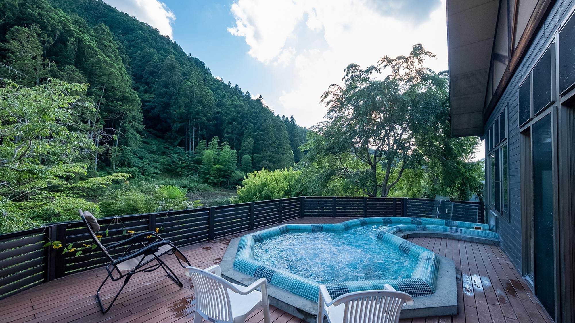 ・ [Pool] Enjoy the pool and nature in the outdoor jacuzzi surrounded by the forest!