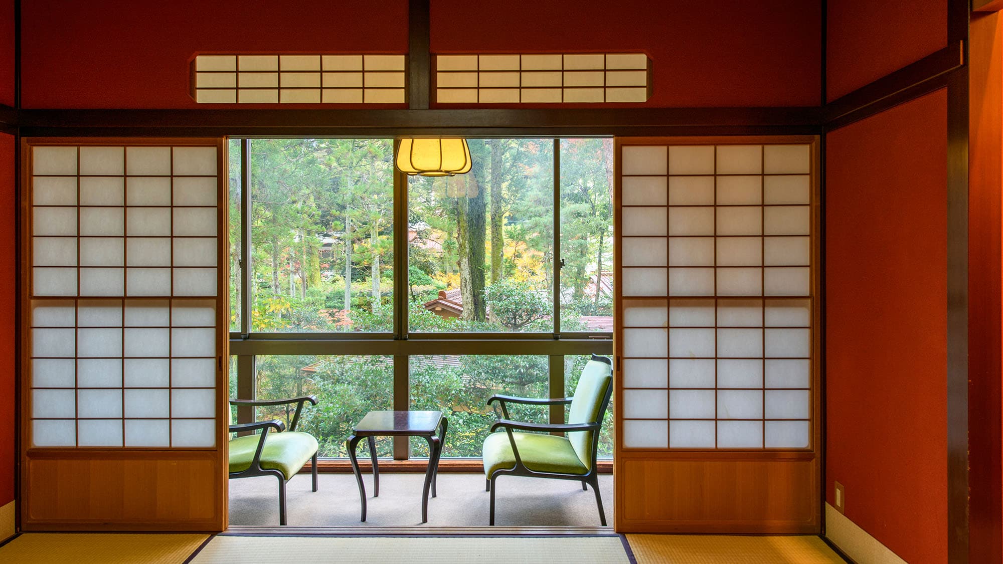 [Akizono Room: Junior Suite] The vermilion of the room stands out against the green of the garden, offering a view not seen in any other guest room.