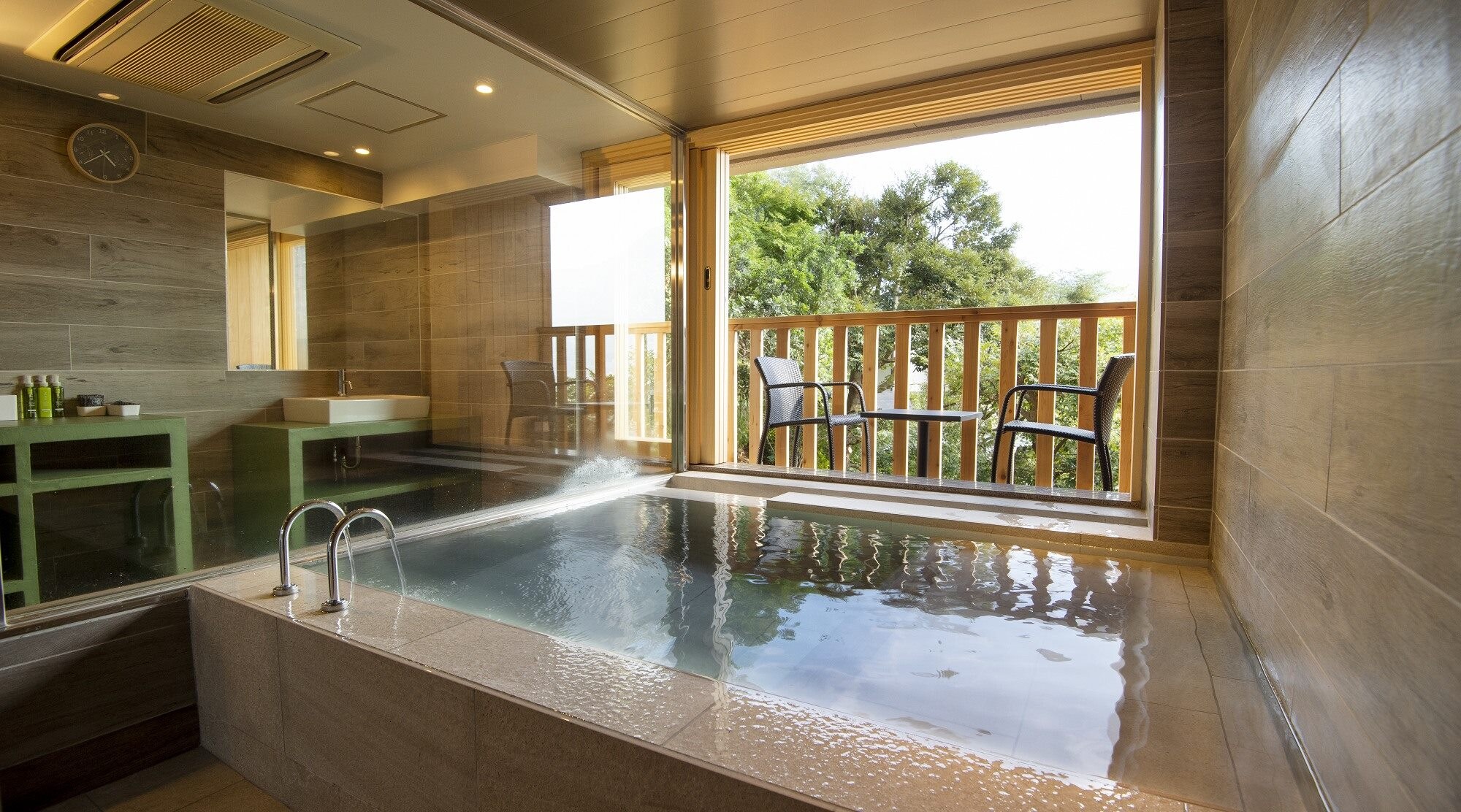 ◆ Private open-air bath KAMIYAMA | From the wooden deck you can see the mountains of Owakudani and Lake Ashi.