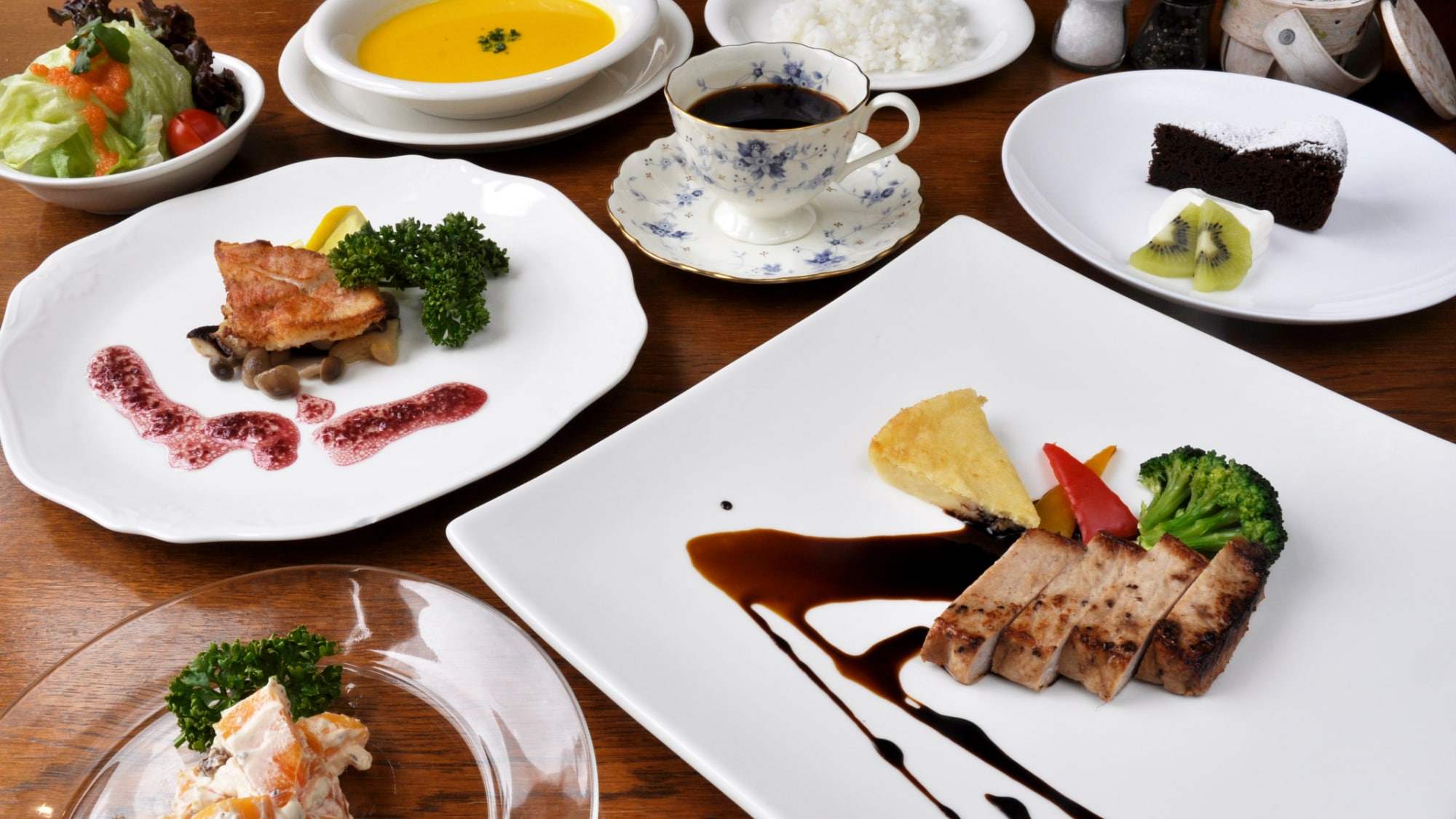 This full-course French meal is handmade by the owner-chef, a former chef, from the selection of fresh ingredients to the sauce.