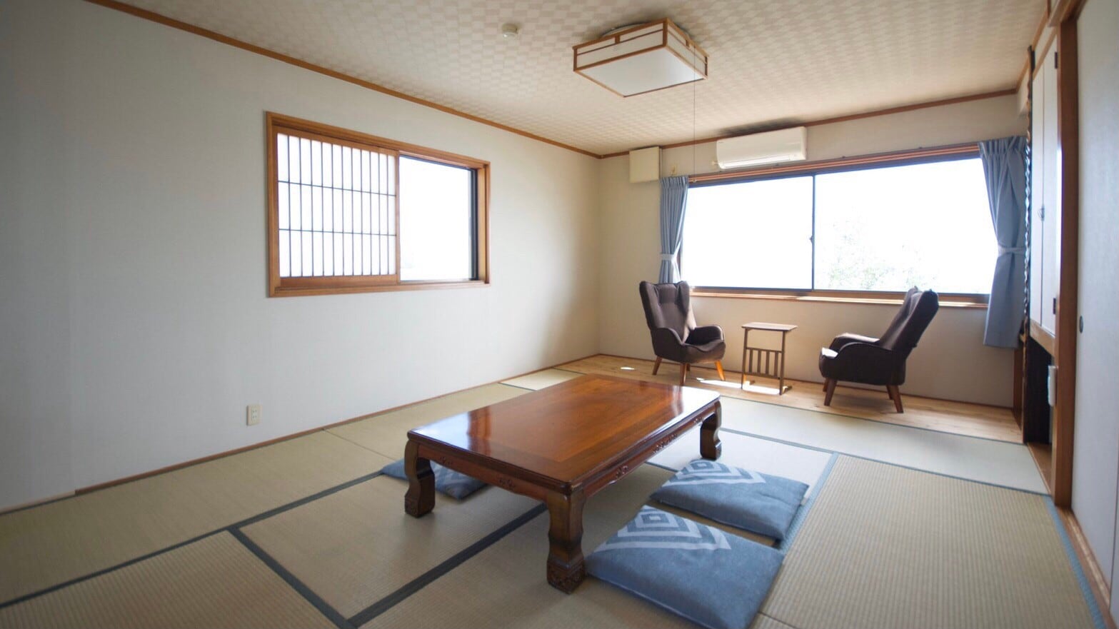 Corner room with ocean view and 12 tatami mats
