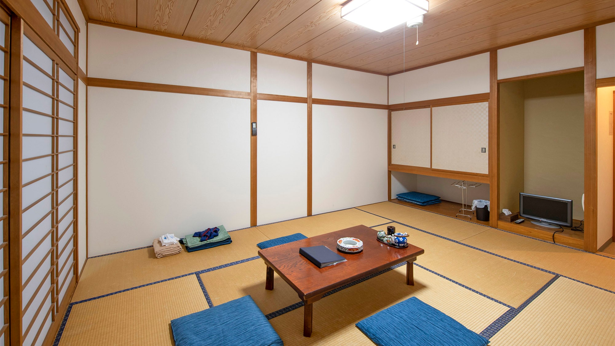 ・[Japanese-style room] Enjoy a relaxing time in a Japanese-style room overlooking Sekumi Bay.