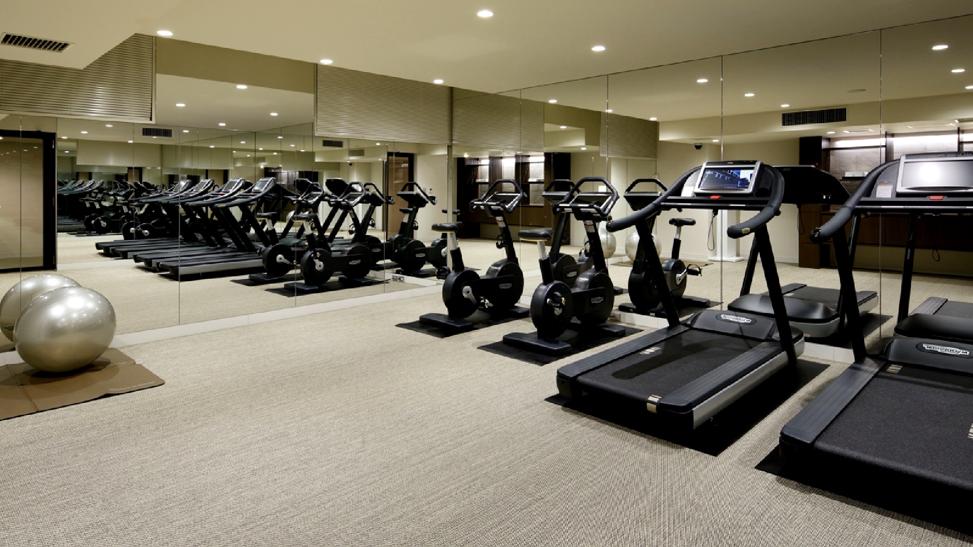 Fitness room (2F) [Business hours: 24 hours]