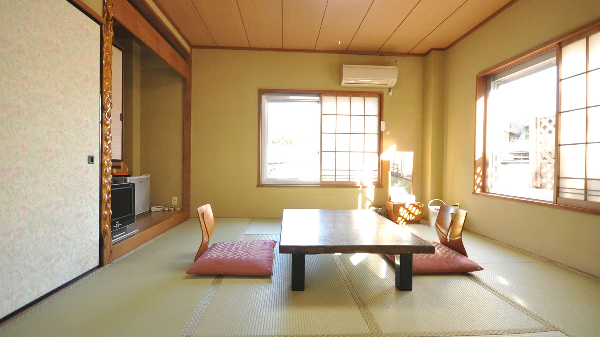 ・ Japanese-style room with 8 tatami mats