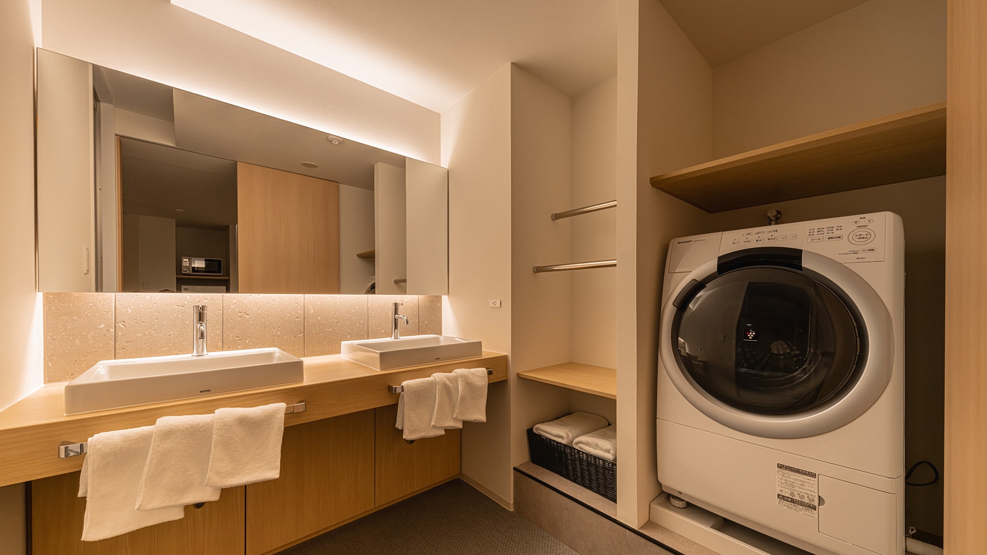 Family Suite | Double sink and washing machine (free)