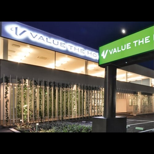 国道4号線沿いの2階建てのホテルです