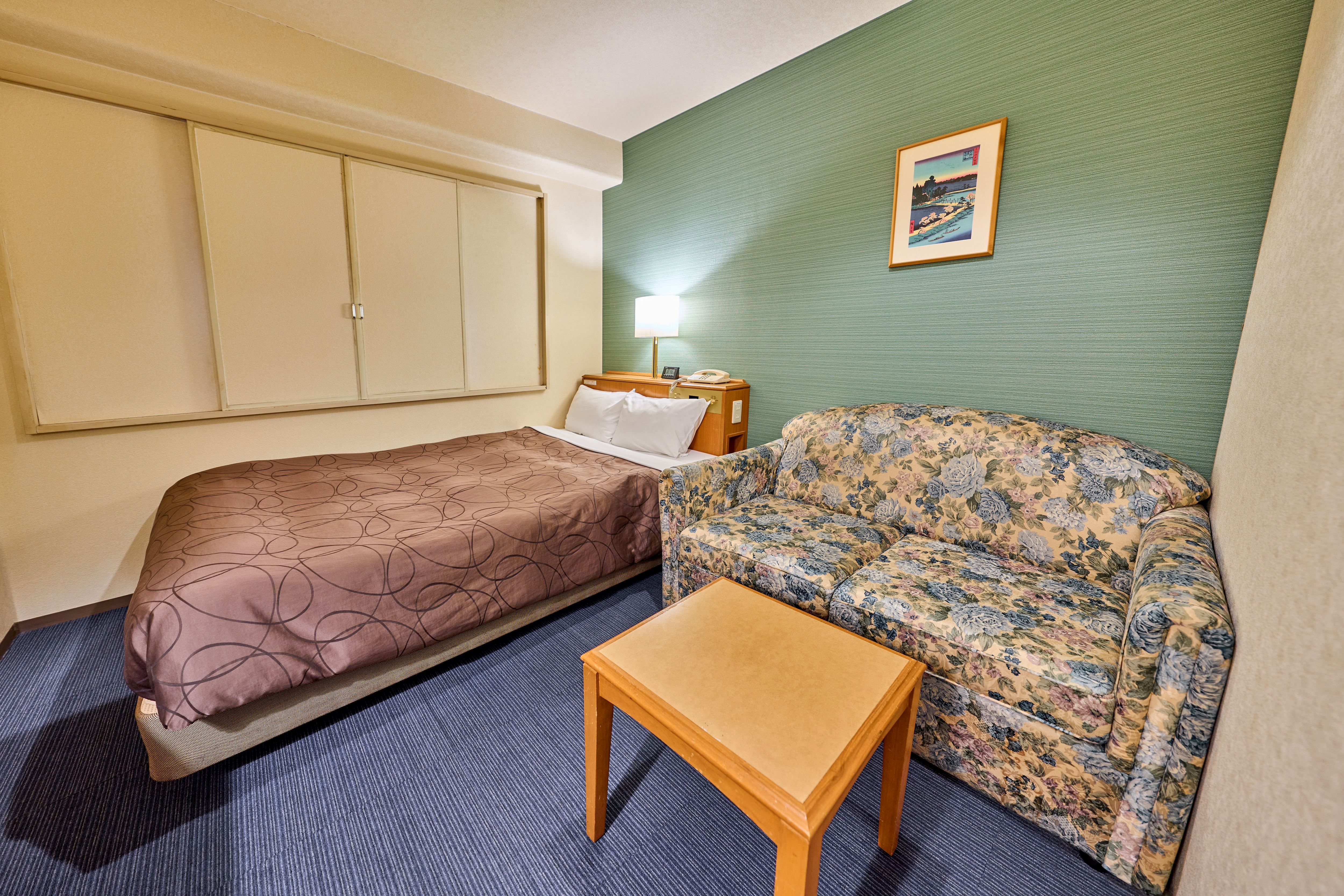 Double room with sofa / Bed width 135cm