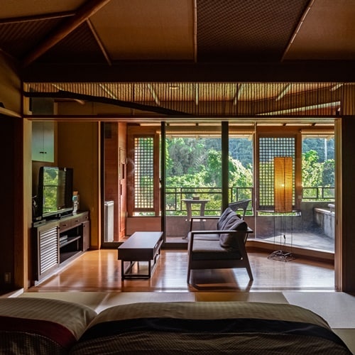 [G Type: Souseki] Elegant and luxurious furnishings. The rooms come with an open-air bath with free-flowing hot spring water and a sauna.