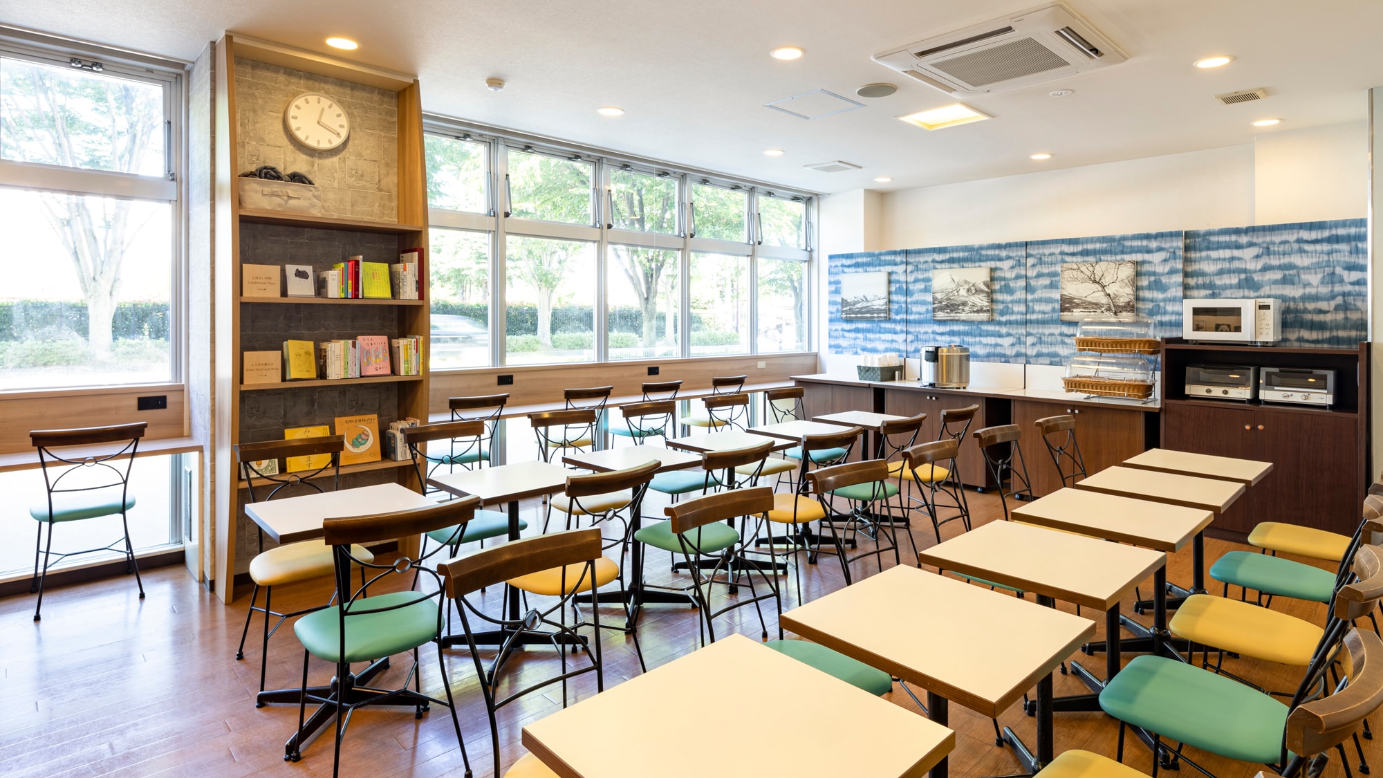 【ライブラリーカフェ】お仕事や商談、旅の相談スペースとしてもご利用いただけます
