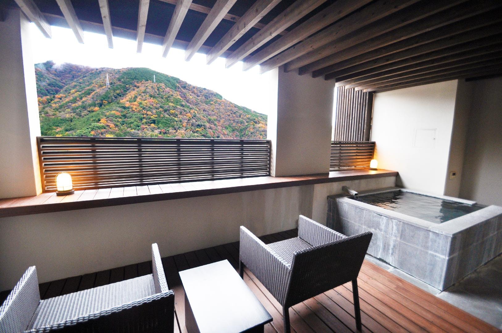 This is the natural hot spring open-air bath of the ``Kaze no Tate Deluxe Twin Room'', a guest room with an open-air bath.