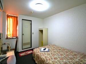 Contoh kamar tunggal dengan kamar mandi unit air panas di gedung utama