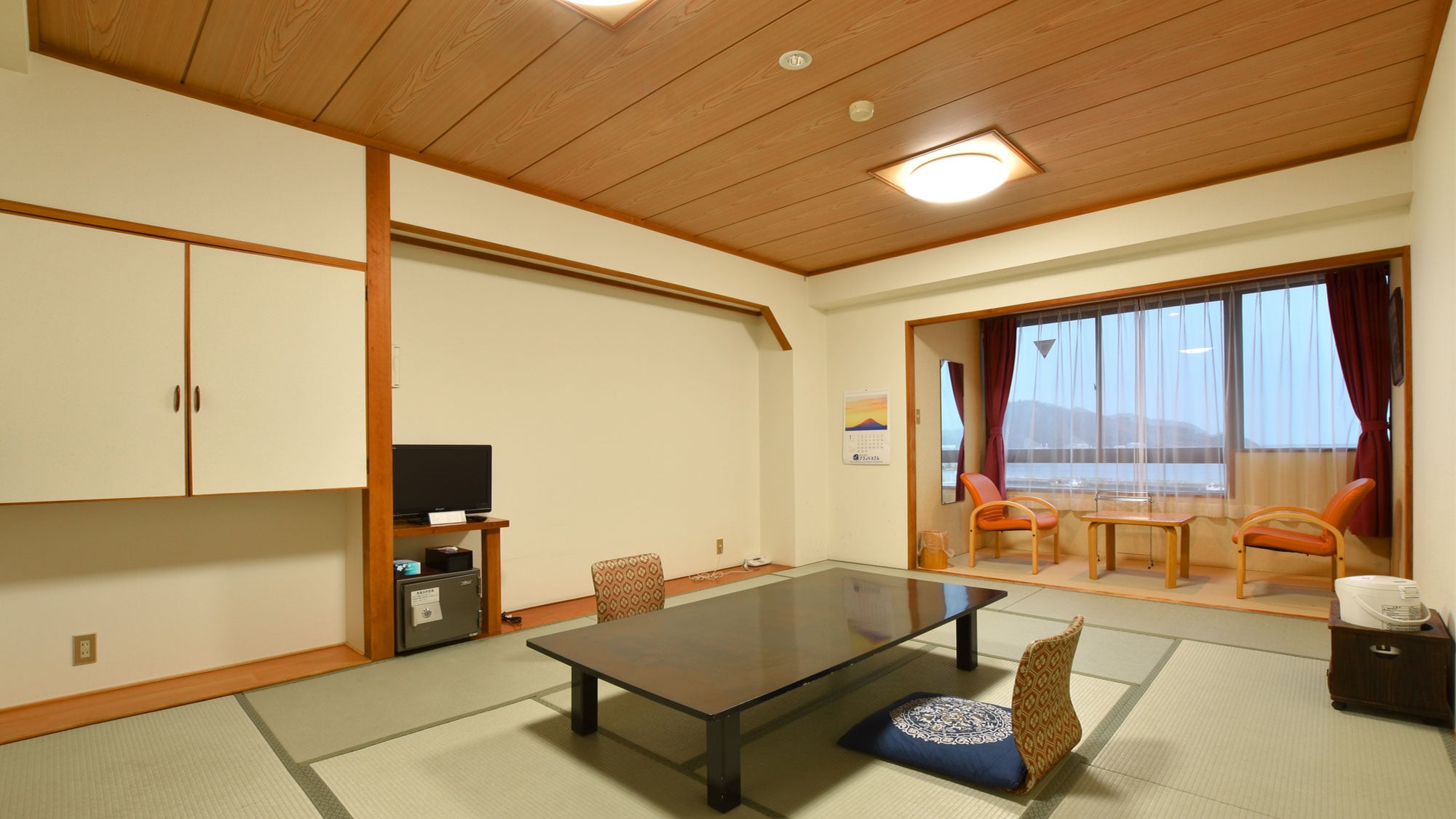 [12 tatami Japanese-style room] Spacious enough for you to relax comfortably.