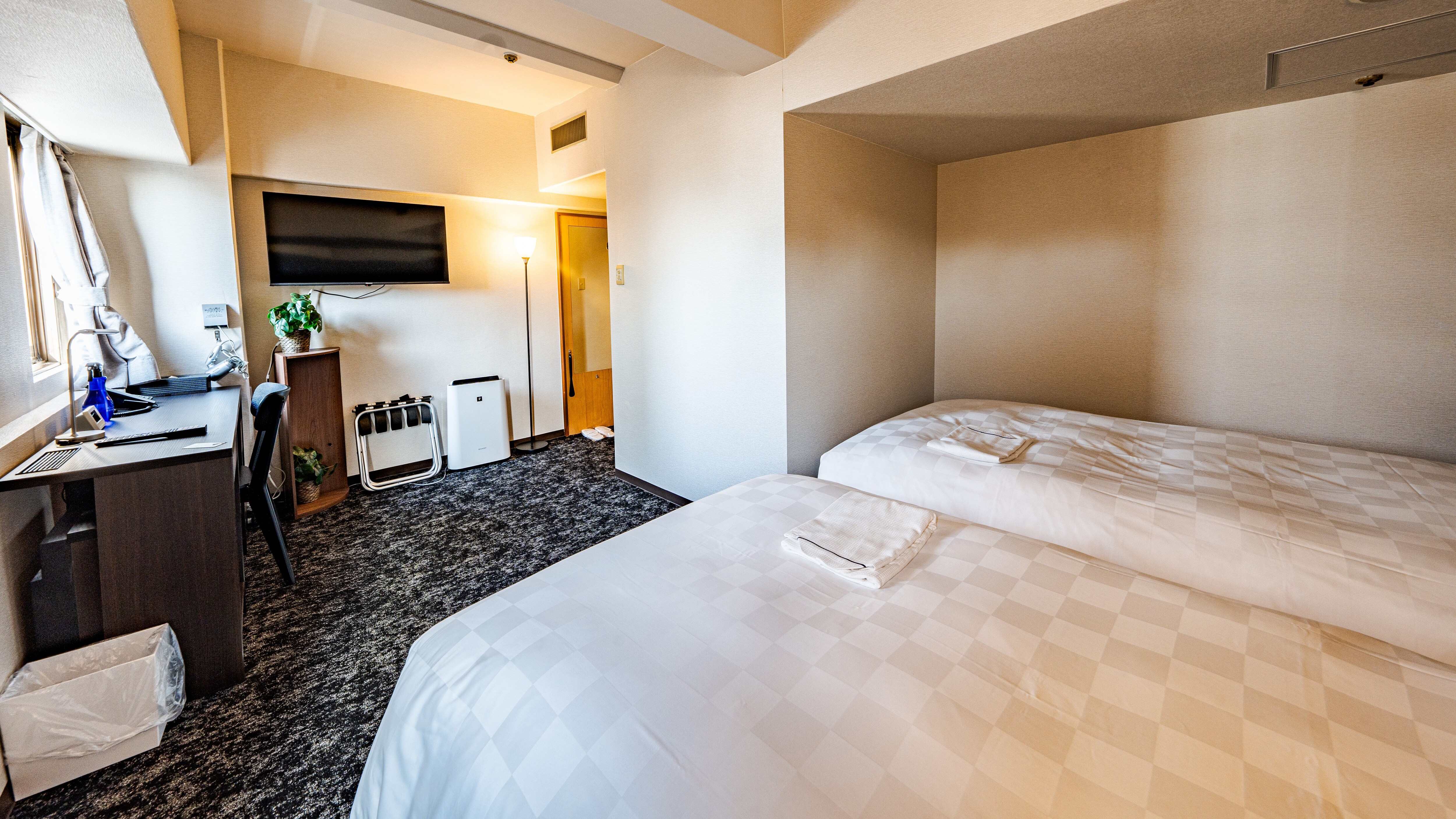 Deluxe Twin/A room with an area of approximately 22 square meters and two semi-double beds. (Example of a guest room)