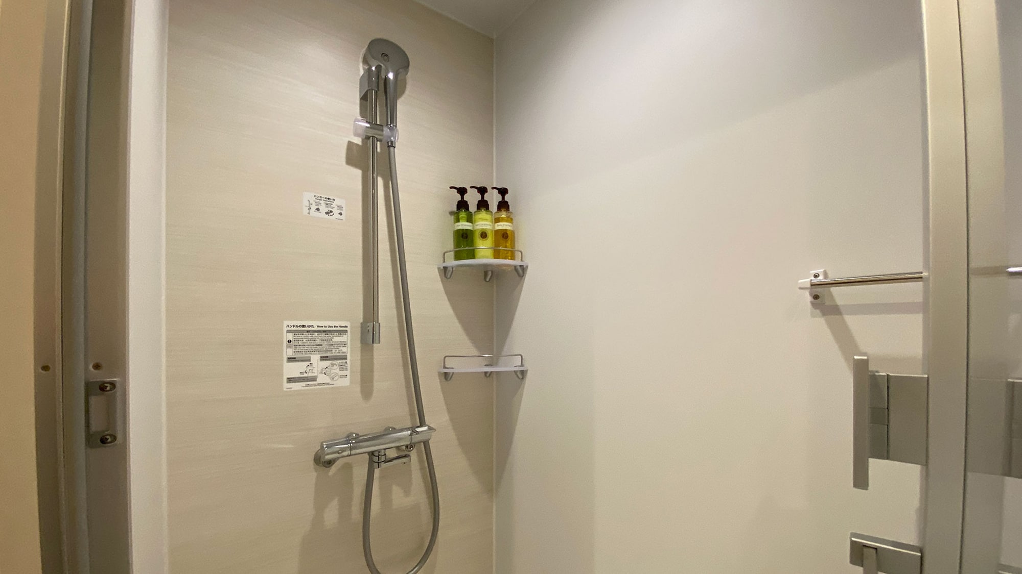 [標準雙床房] 時尚舒適的淋浴間讓您重煥活力。