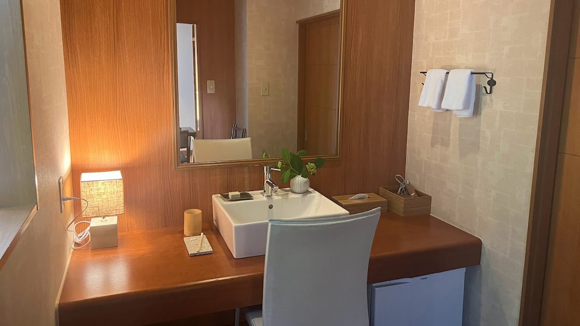 Bathroom vanity (image)