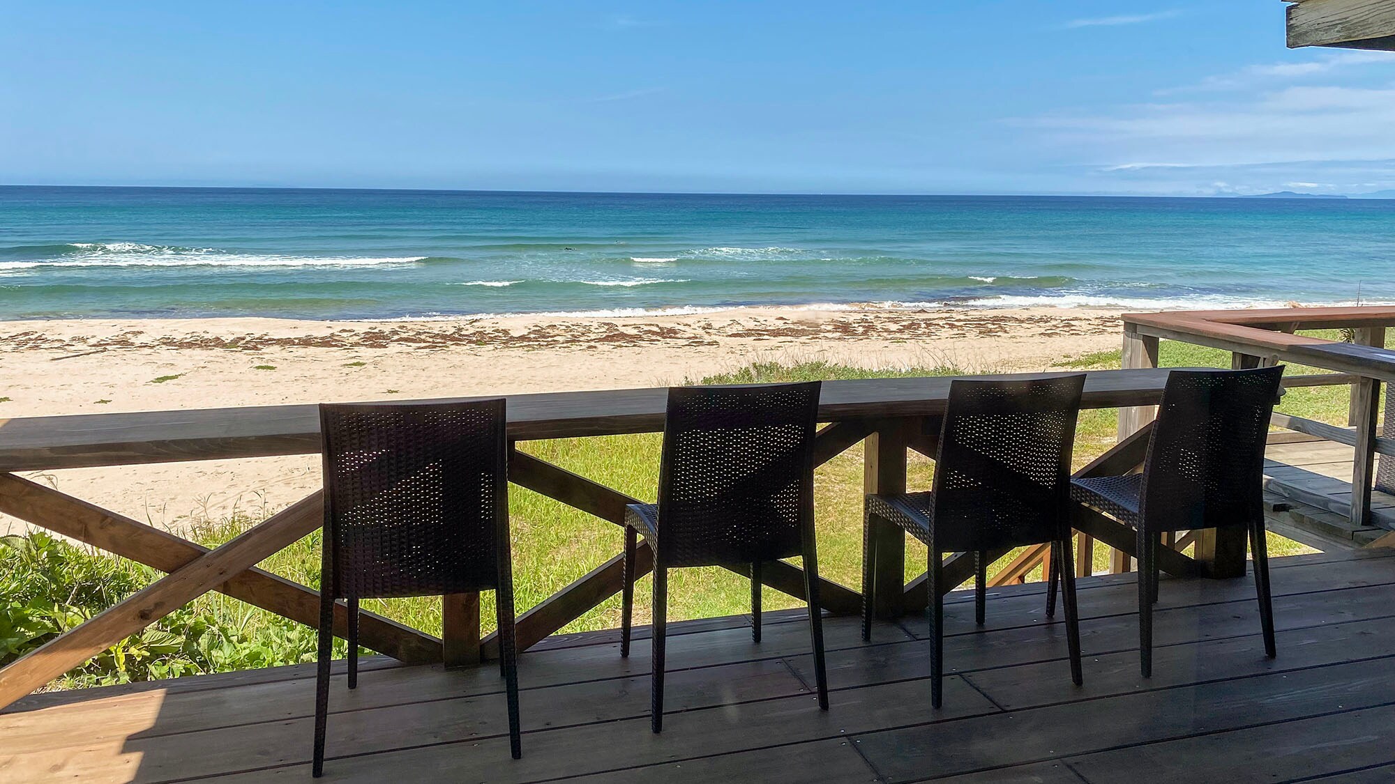 ・ You can enjoy your meal at the cafe while looking out at the sea.