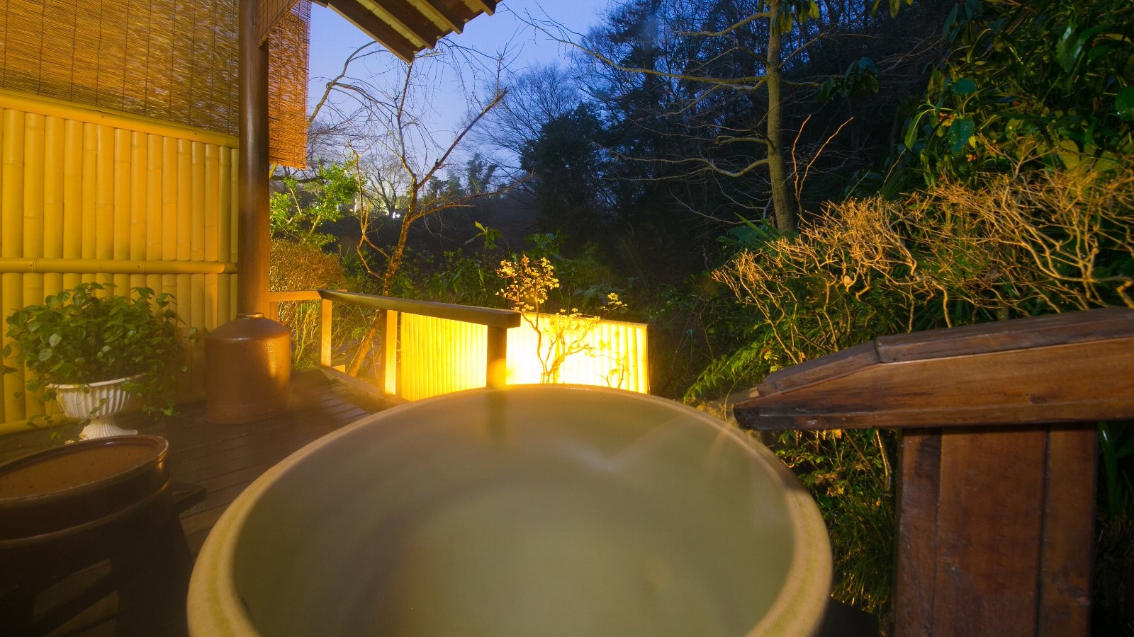 [Example of an open-air bath attached to a room] The luxury of soaking in the "beauty bath" in a private space while gazing at the night scenery.