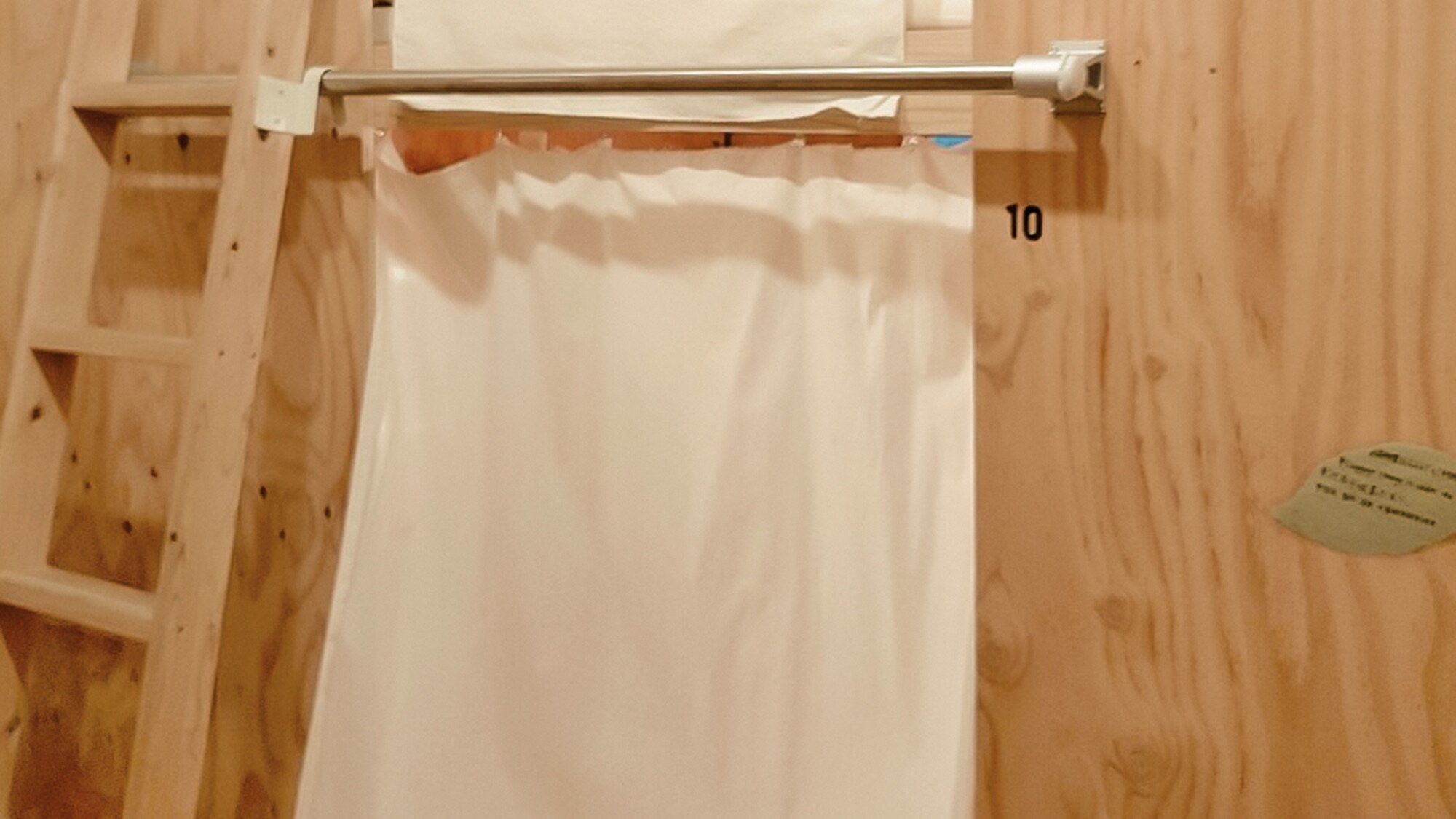 ・ [Sakae] There is a curtain at the entrance of the bed.