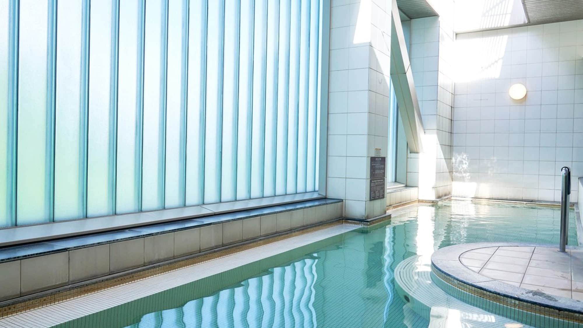 2nd floor open-air hot spring bath (fee required) Indoor and outdoor baths are available.